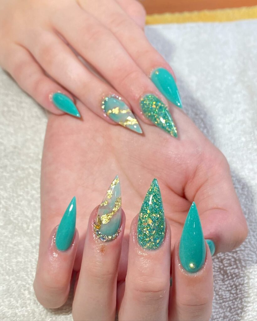 Stiletto Summer Manicure 