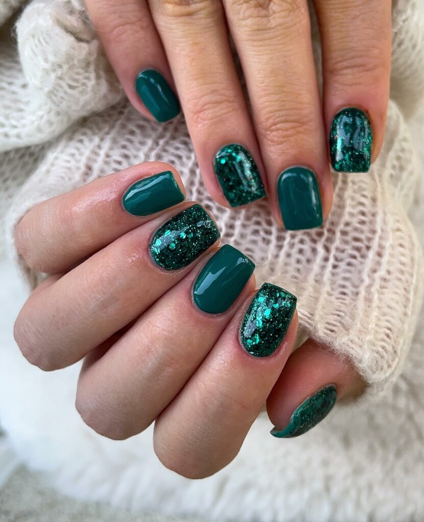 Glittery Dark Green Nails for a Luminous Look