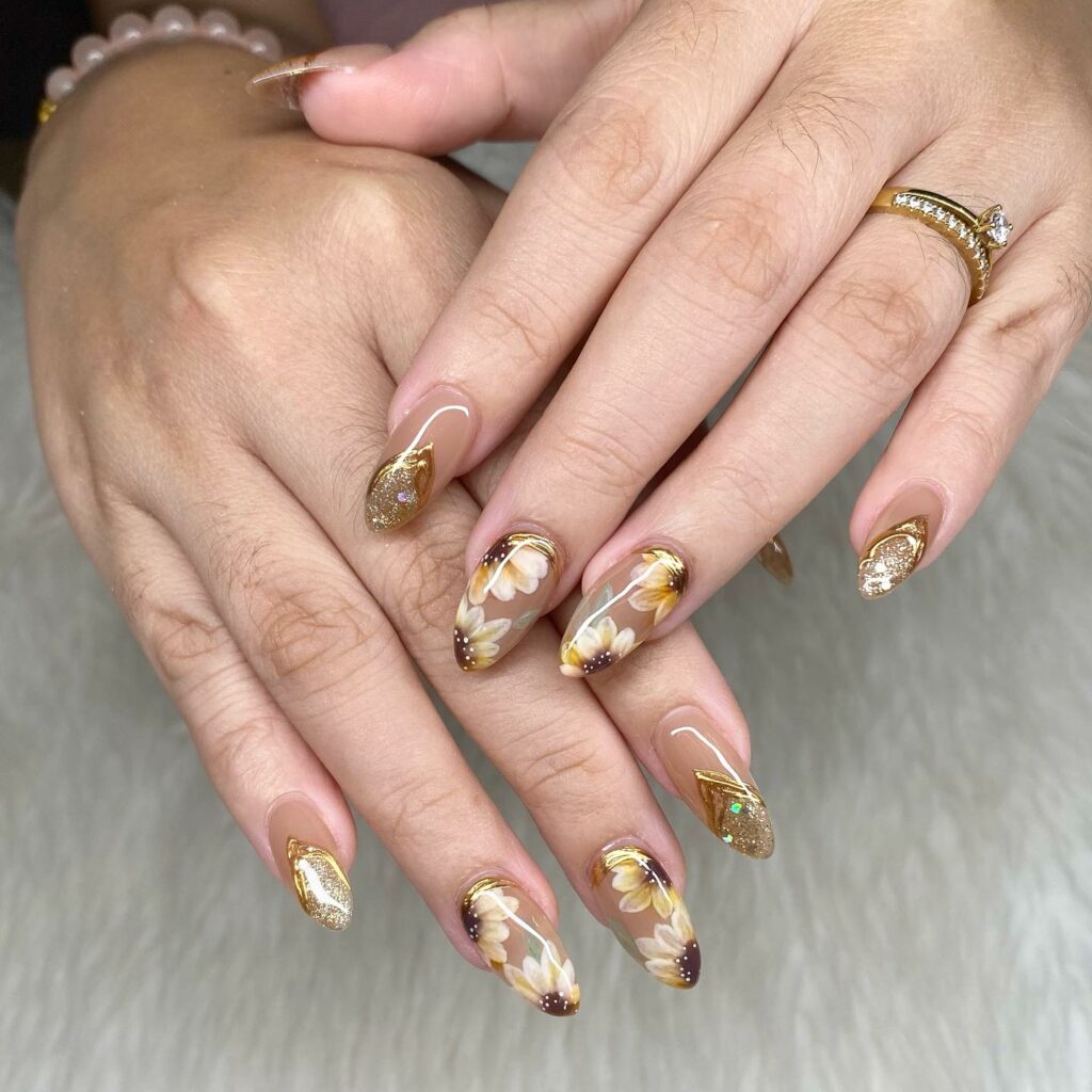 Gold Prom Nails for a Luxurious Accent