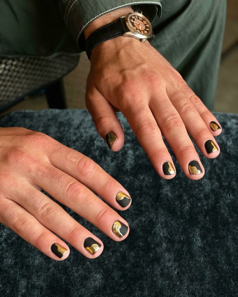 Vertical Black and Gold Nails