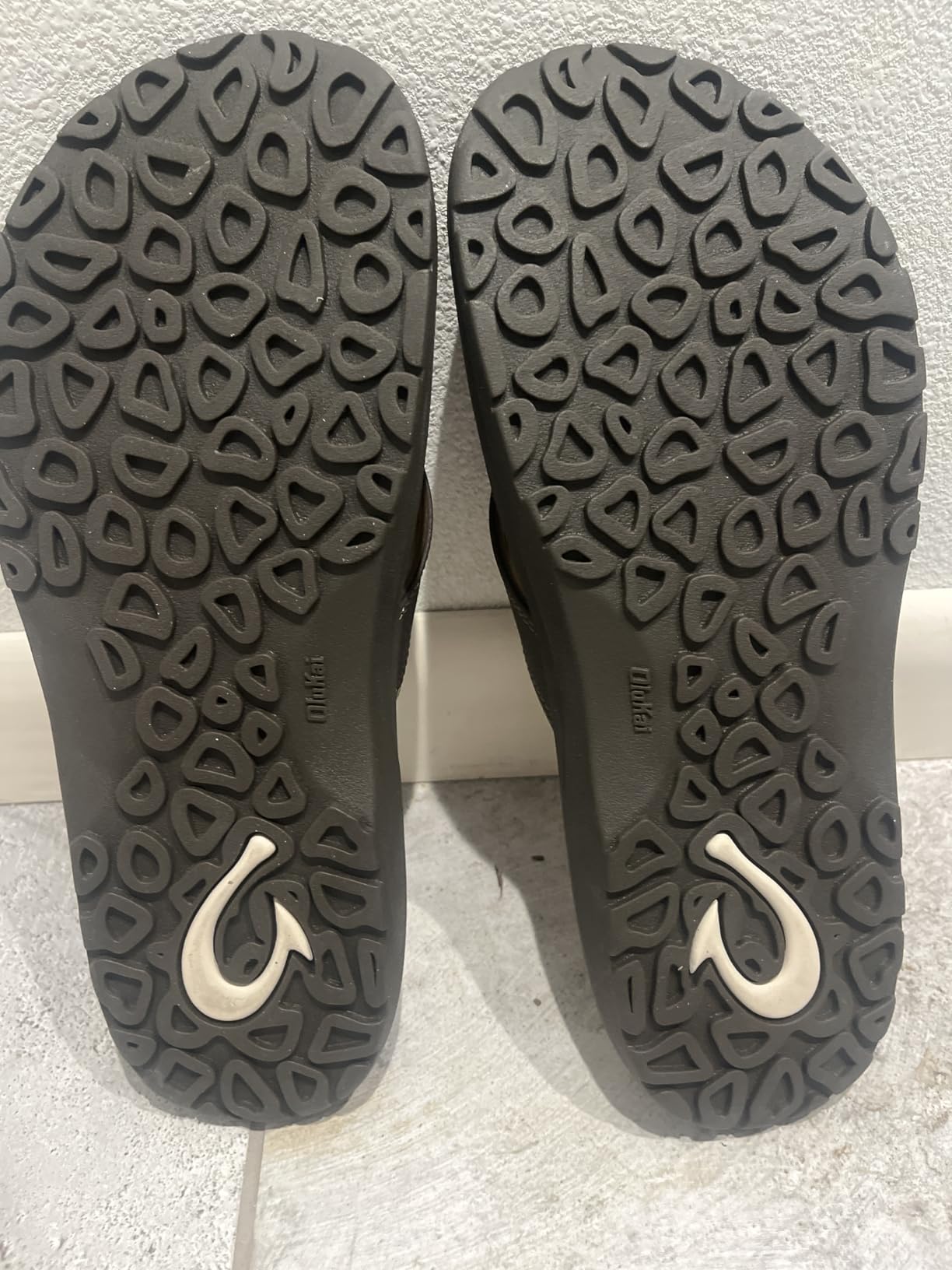 OLUKAI Ohana Men's Beach Sandals, Water Resistant Flip Flops, Arch Support & Comfort Fit, Lightweight & Durable, Enhanced Grip & Traction Customer Review OLUKAI Ohana Men's Beach Sandals, Water Resistant Flip Flops, Arch Support & Comfort Fit, Lightweight & Durable, Enhanced Grip & Traction - Customer Photo 2