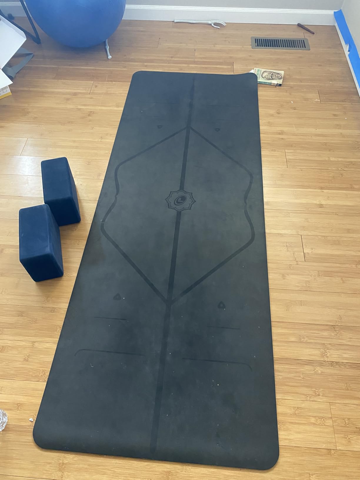 Liforme Original Yoga Mat – Free Yoga Bag Included - Patented Alignment System, Warrior-like Grip, Non-slip, Eco-friendly, sweat-resistant, long, wide, 4.2mm thick mat for comfort Customer Review Liforme Original Yoga Mat – Free Yoga Bag Included - Patented Alignment System, Warrior-like Grip, Non-slip, Eco-friendly, sweat-resistant, long, wide, 4.2mm thick mat for comfort - Customer Photo 2