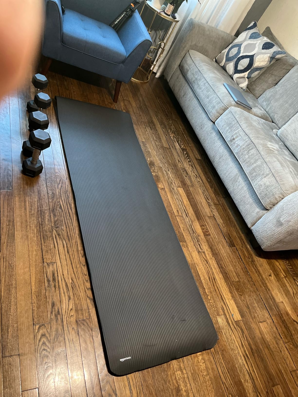 Amazon Basics 1/2 Inch Extra Thick Exercise Yoga Mat with Carrying Strap, Cushioned Support, for Fitness and Gym Workouts Customer Review Amazon Basics 1/2 Inch Extra Thick Exercise Yoga Mat with Carrying Strap, Cushioned Support, for Fitness and Gym Workouts - Customer Photo 1