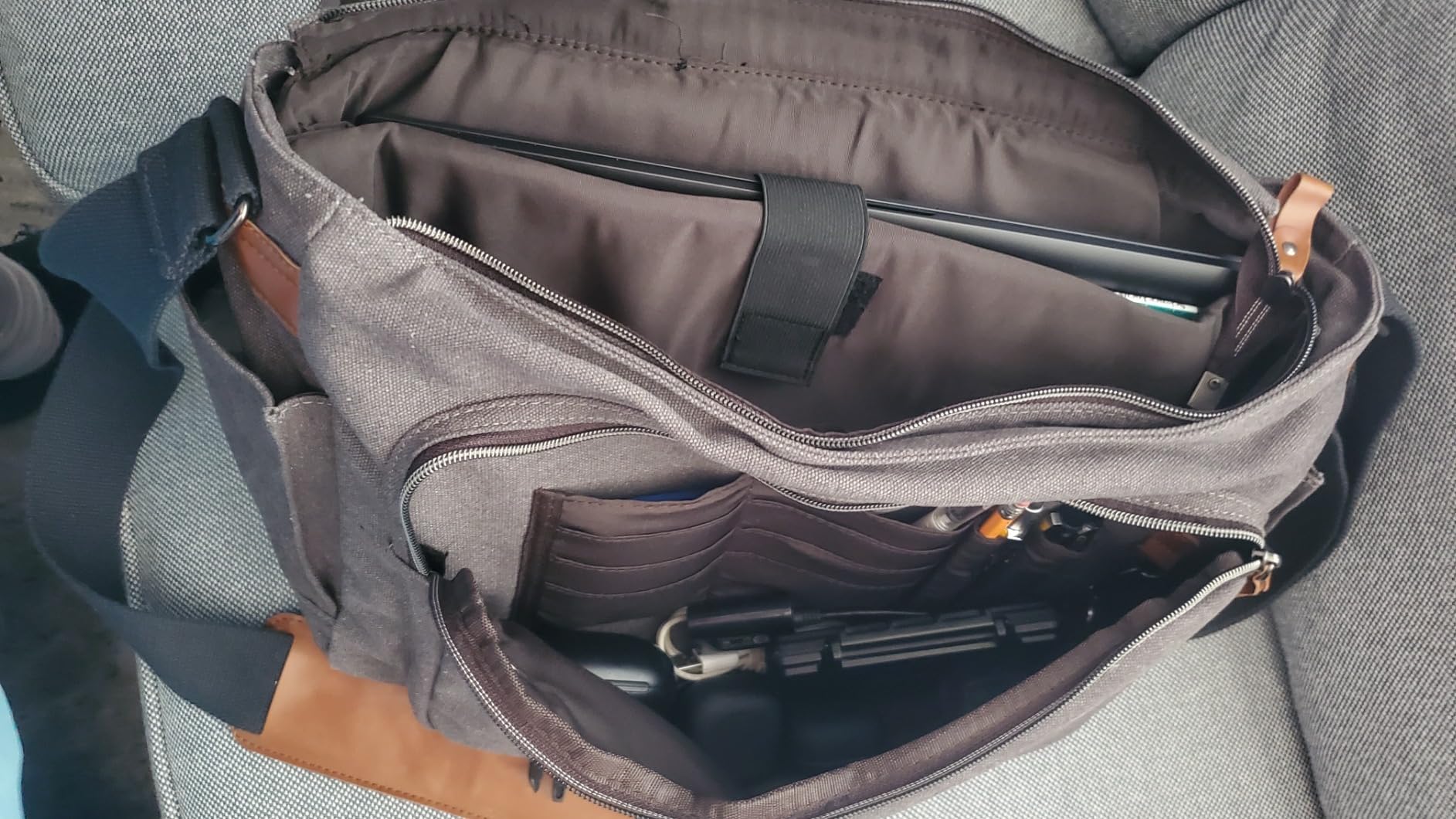 ESTARER Men Messenger Bag 17-17.3 Inch Laptop Bag Water-resistant Canvas Computer Shoulder Bag Briefcase for Work College Travel, Grey Customer Review ESTARER Men Messenger Bag 17-17.3 Inch Laptop Bag Water-resistant Canvas Computer Shoulder Bag Briefcase for Work College Travel, Grey - Customer Photo 5