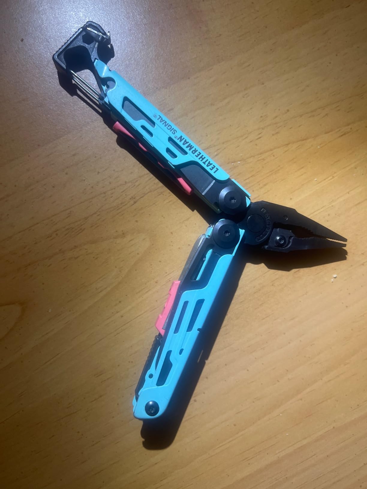 LEATHERMAN, Signal, 19-in-1 Multi-tool for Outdoors, Camping, Hiking, Fishing, Survival, Durable & Lightweight EDC, Made in the USA, Coyote Tan Customer Review LEATHERMAN, Signal, 19-in-1 Multi-tool for Outdoors, Camping, Hiking, Fishing, Survival, Durable & Lightweight EDC, Made in the USA, Coyote Tan - Customer Photo 2