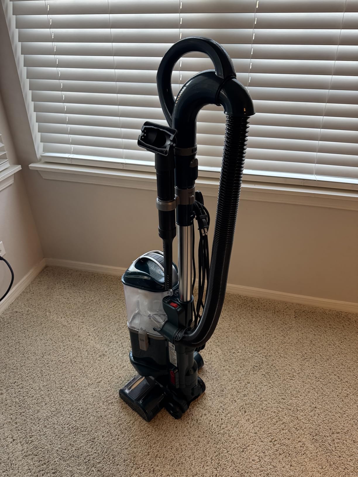 Shark Upright Vacuum, Navigator Lift-Away with Self-Cleaning Brushroll, HEPA Filter, Swivel Steering, Upholstery Tool & Pet Crevice Tool, Perfect for Pets & Multi-Surface, Teal, ZU503AMZ Customer Review Shark Upright Vacuum, Navigator Lift-Away with Self-Cleaning Brushroll, HEPA Filter, Swivel Steering, Upholstery Tool & Pet Crevice Tool, Perfect for Pets & Multi-Surface, Teal, ZU503AMZ - Customer Photo 4