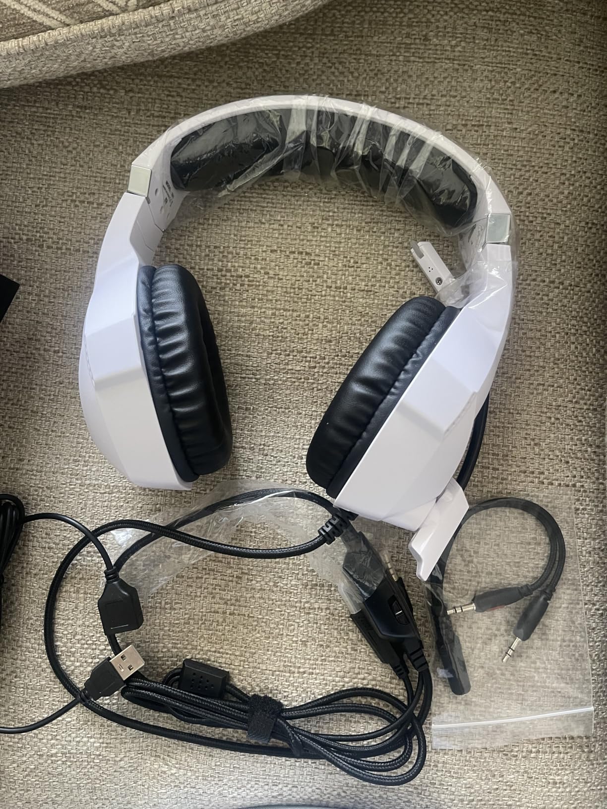 Ozeino Gaming Headset for PC, Ps4, Ps5, Xbox Headset with 7.1 Surround Sound Gaming Headphones with Noise Canceling Mic, LED Light Over Ear Headphones for Switch, Xbox Series X/S, Laptop, Mobile White Customer Review Ozeino Gaming Headset for PC, Ps4, Ps5, Xbox Headset with 7.1 Surround Sound Gaming Headphones with Noise Canceling Mic, LED Light Over Ear Headphones for Switch, Xbox Series X/S, Laptop, Mobile White - Customer Photo 2