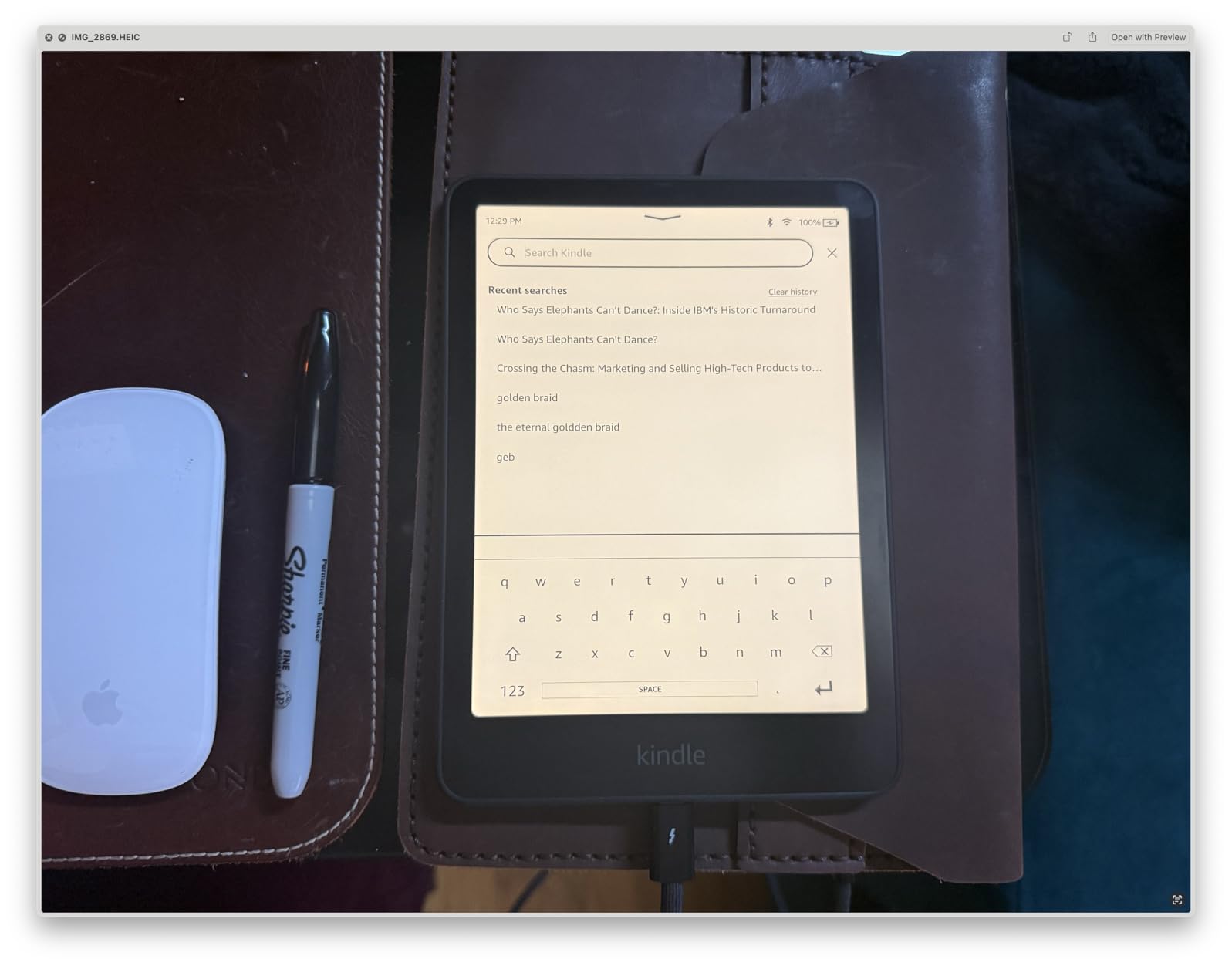 Amazon Kindle Paperwhite Signature Edition 32GB – Our fastest Kindle with auto-adjusting front light, wireless charging, and weeks of battery life – Metallic Black - Customer Photo 1