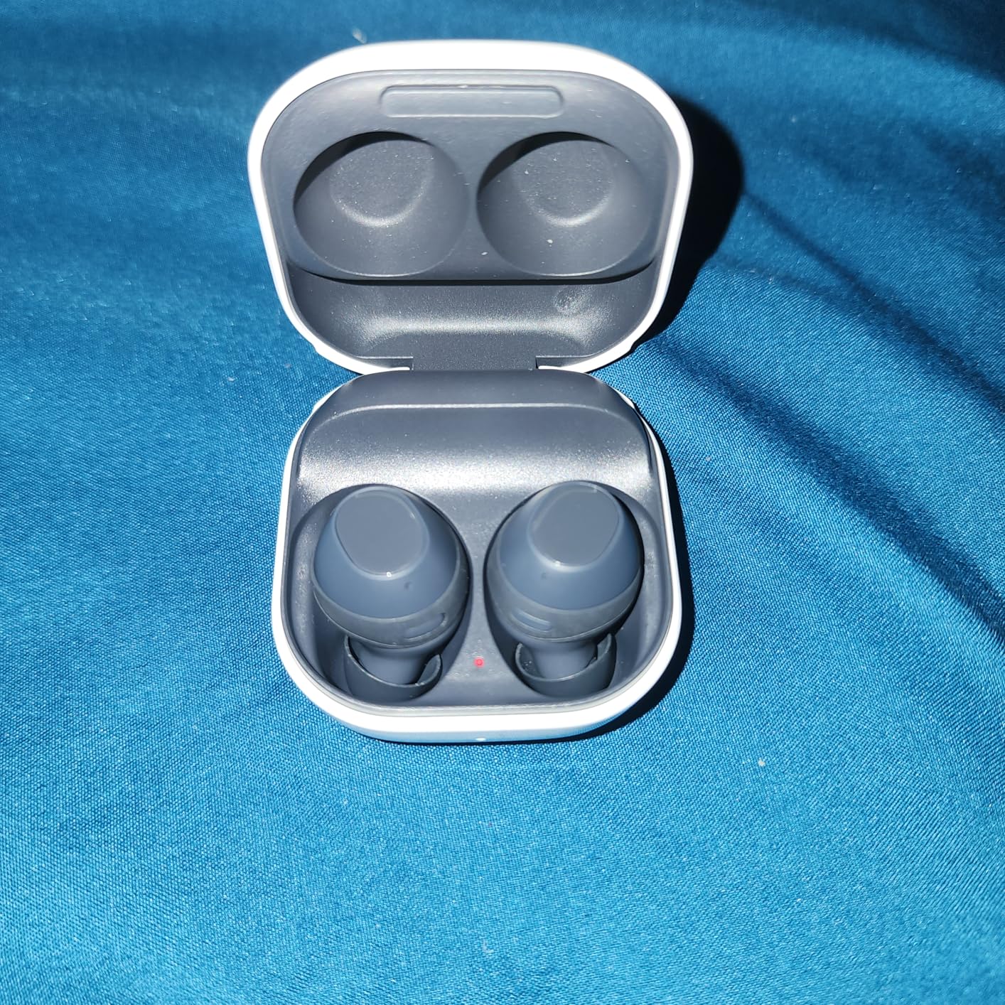 Samsung Galaxy Buds Fan Edition(FE) SM-R400, Active Noise-Cancelling, Wireless Bluetooth v5.2 Earbuds, Android 8.0 and Up - (Graphite) - Customer Photo 1