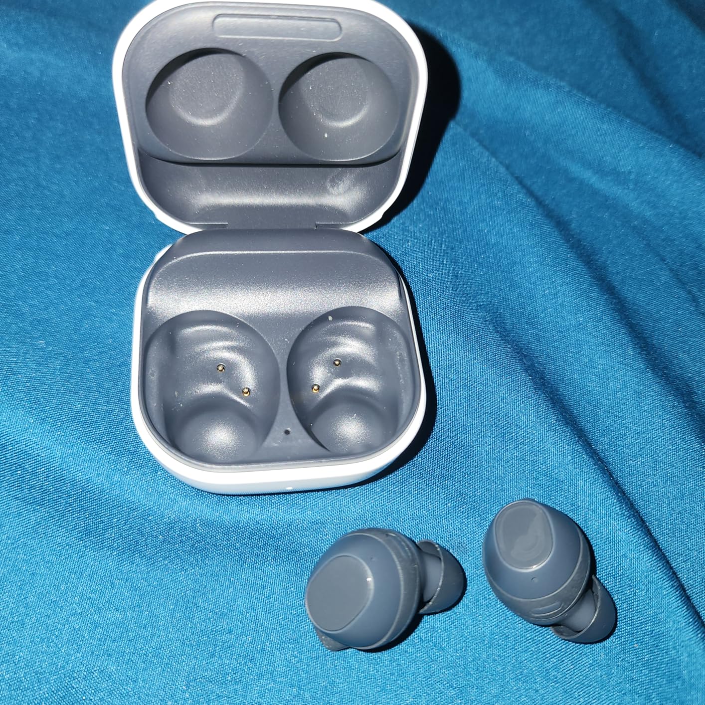 Samsung Galaxy Buds Fan Edition(FE) SM-R400, Active Noise-Cancelling, Wireless Bluetooth v5.2 Earbuds, Android 8.0 and Up - (Graphite) - Customer Photo 2