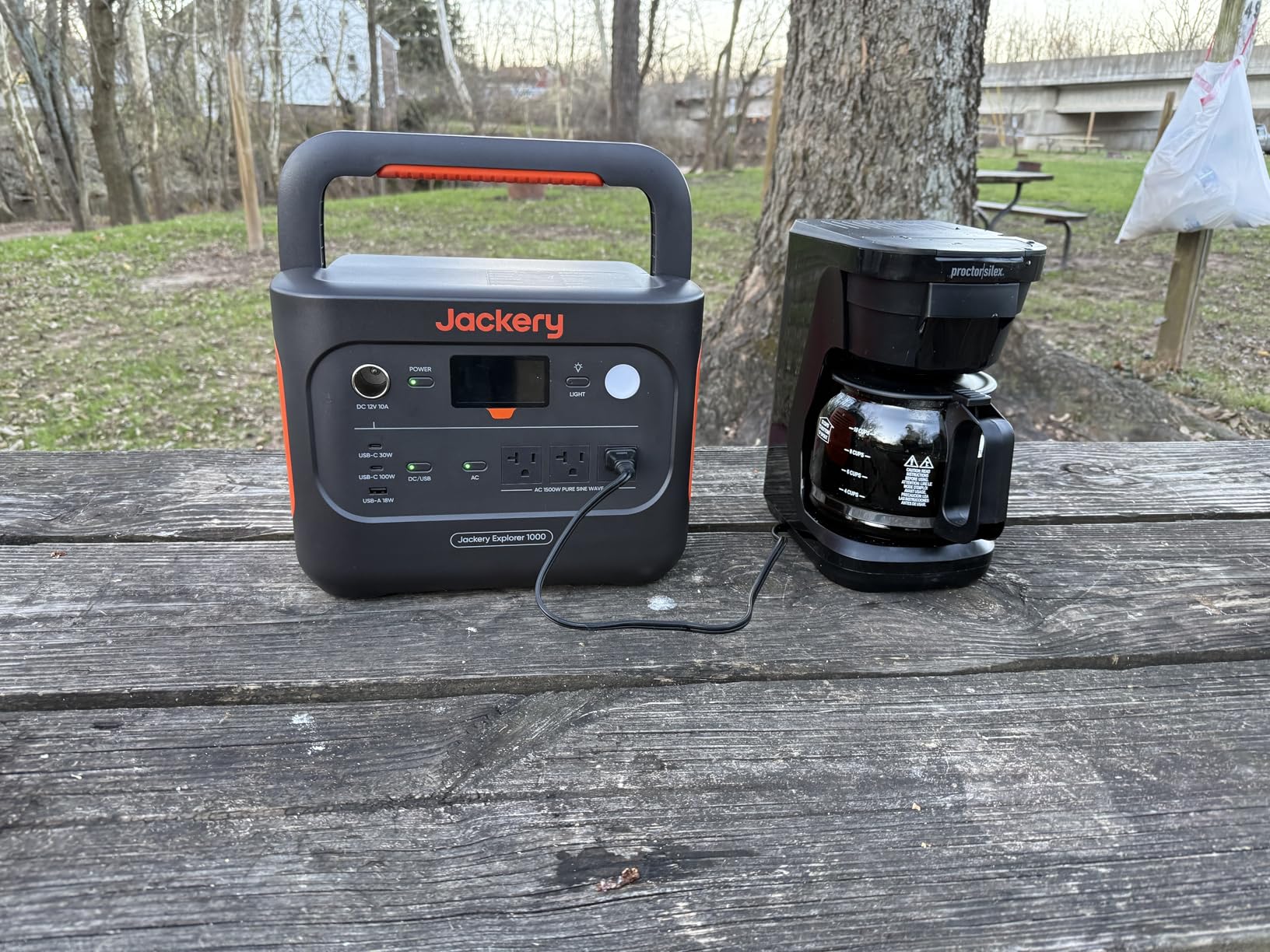 Jackery Solar Generator 1000 v2 with 200W Solar Panel,1070Wh Portable Power Station LiFePO4 Battery,1500W AC/100W USB-C Output, 1Hr Fast Charge for Outdoor,Off-Grid Living,RV,Emergency - Customer Photo 2