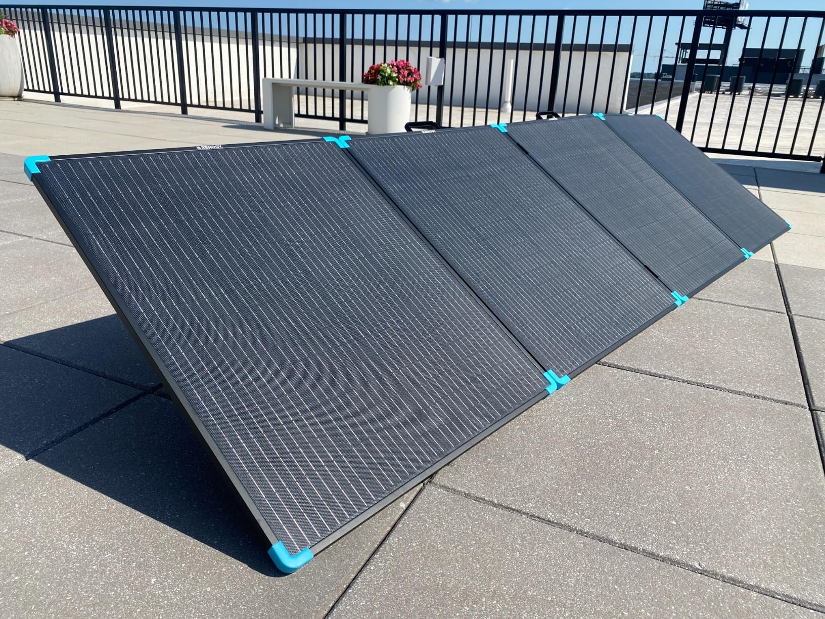 Renogy 400W Portable Solar Panel Suitcase, 23% High Efficiency Foldable Solar Charger for Power Station, Durable for Decades, with Sturdy Kickstands, IP67 Waterproof for RV Camping Off-Grid Blackouts - Customer Photo 1