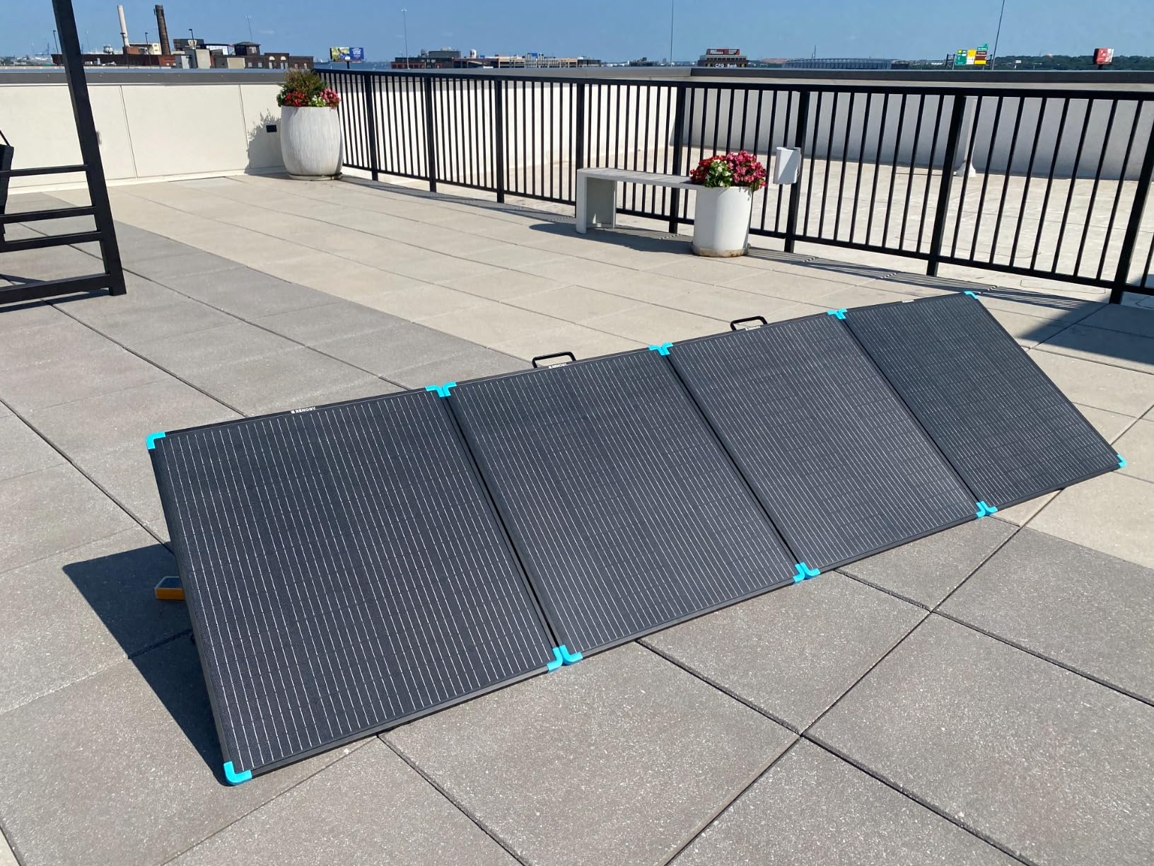 Renogy 400W Portable Solar Panel Suitcase, 23% High Efficiency Foldable Solar Charger for Power Station, Durable for Decades, with Sturdy Kickstands, IP67 Waterproof for RV Camping Off-Grid Blackouts - Customer Photo 3