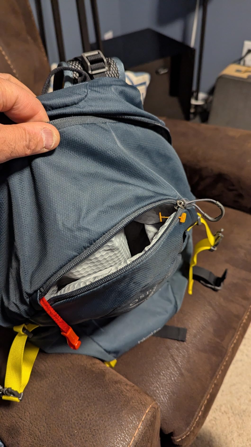 Osprey Hikelite 18L Lightweight Hiking Backpack - Durable Travel Daypack with Rain Cover for Men and Women, Stardust Yellow/Gray Wolf Customer Review Osprey Hikelite 18L Lightweight Hiking Backpack - Durable Travel Daypack with Rain Cover for Men and Women, Stardust Yellow/Gray Wolf - Customer Photo 1