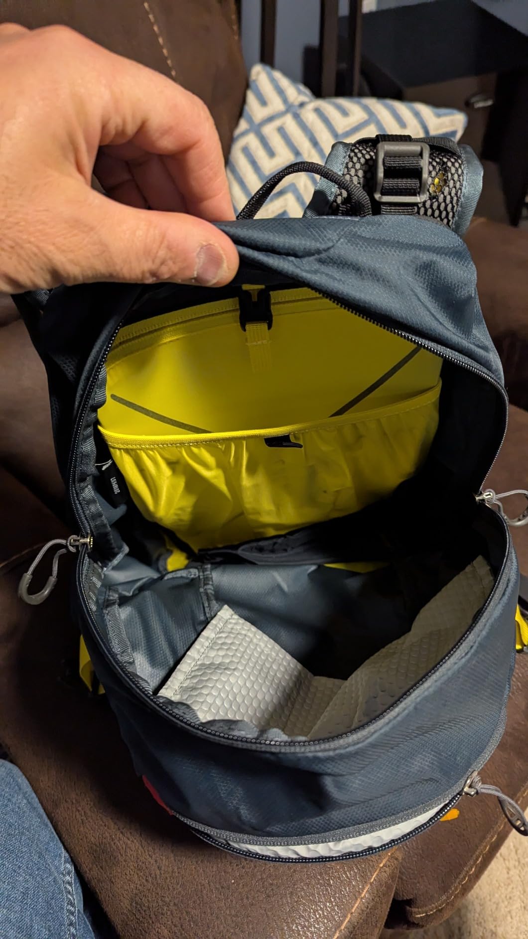 Osprey Hikelite 18L Lightweight Hiking Backpack - Durable Travel Daypack with Rain Cover for Men and Women, Stardust Yellow/Gray Wolf Customer Review Osprey Hikelite 18L Lightweight Hiking Backpack - Durable Travel Daypack with Rain Cover for Men and Women, Stardust Yellow/Gray Wolf - Customer Photo 2