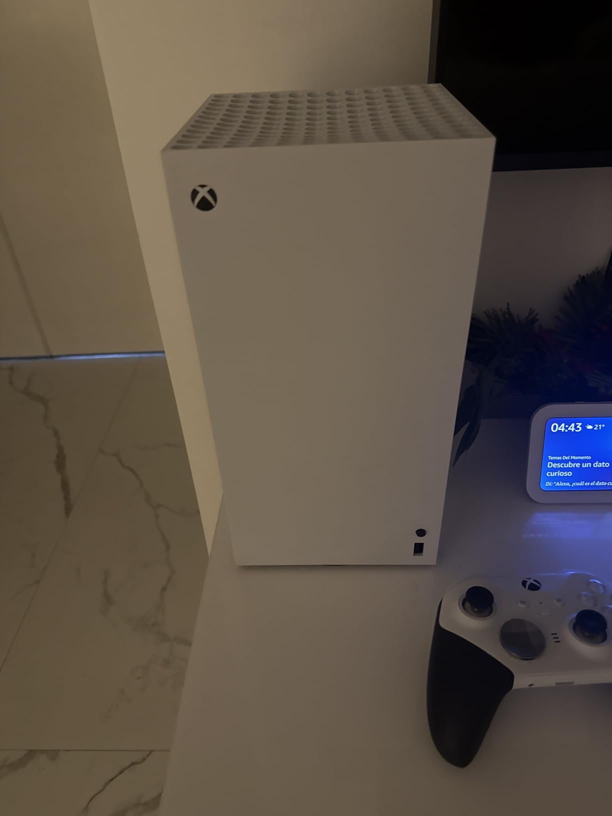 Xbox Series X - All Digital Gaming Console - 1TB SSD - Includes Wireless Controller - 4K Gaming - 120FPS - Robot White - Customer Photo 1