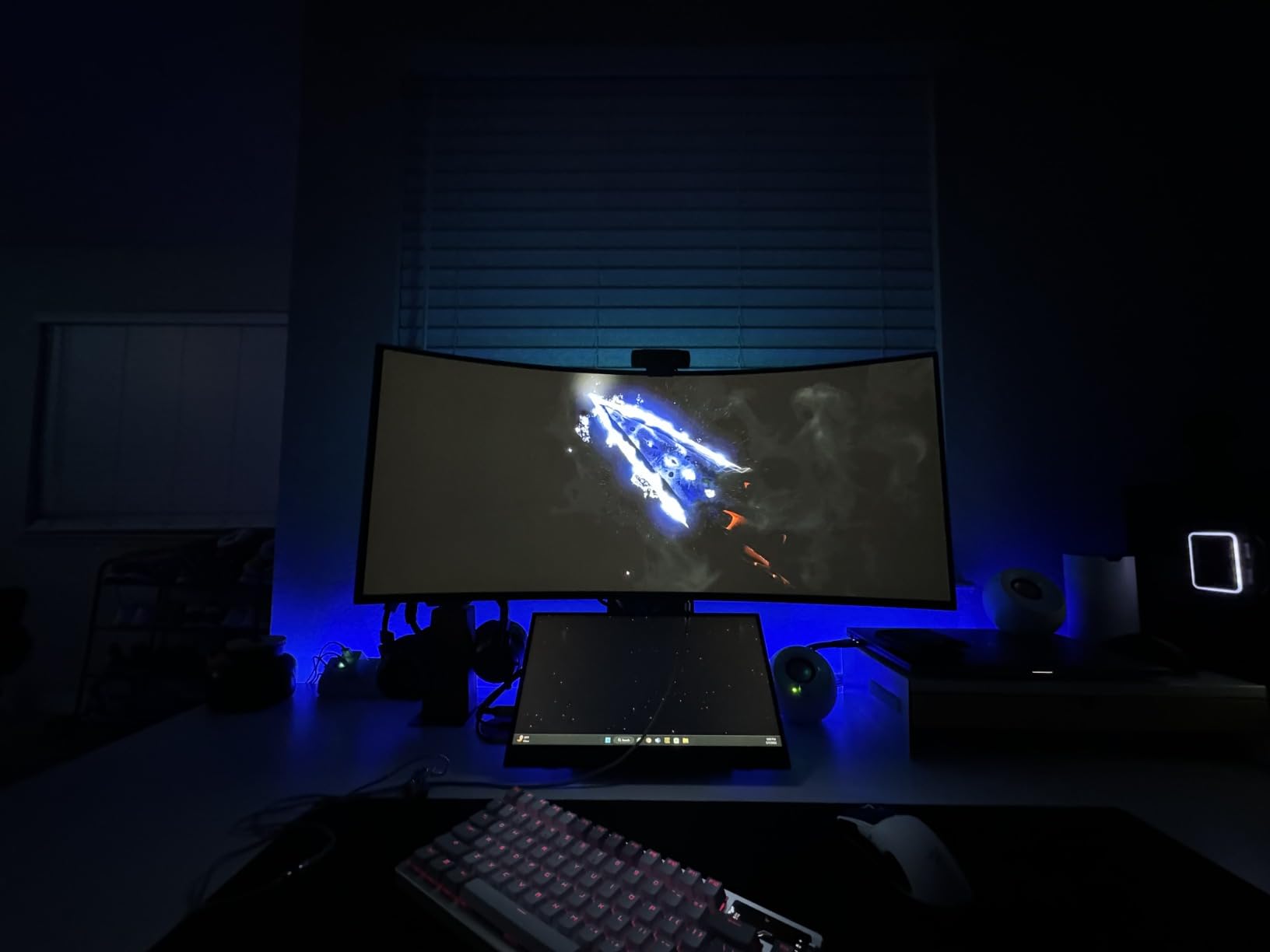 LG ‎27GS93QE 27-inch Ultragear OLED Gaming Monitor QHD 1440p 240Hz 0.03ms DisplayHDR True Black 400 AMD FreeSync Premium Pro NVIDIA G-Sync HDMI 2.1 DisplayPort Tilt/Height/Pivot Stand Black - Customer Photo 3