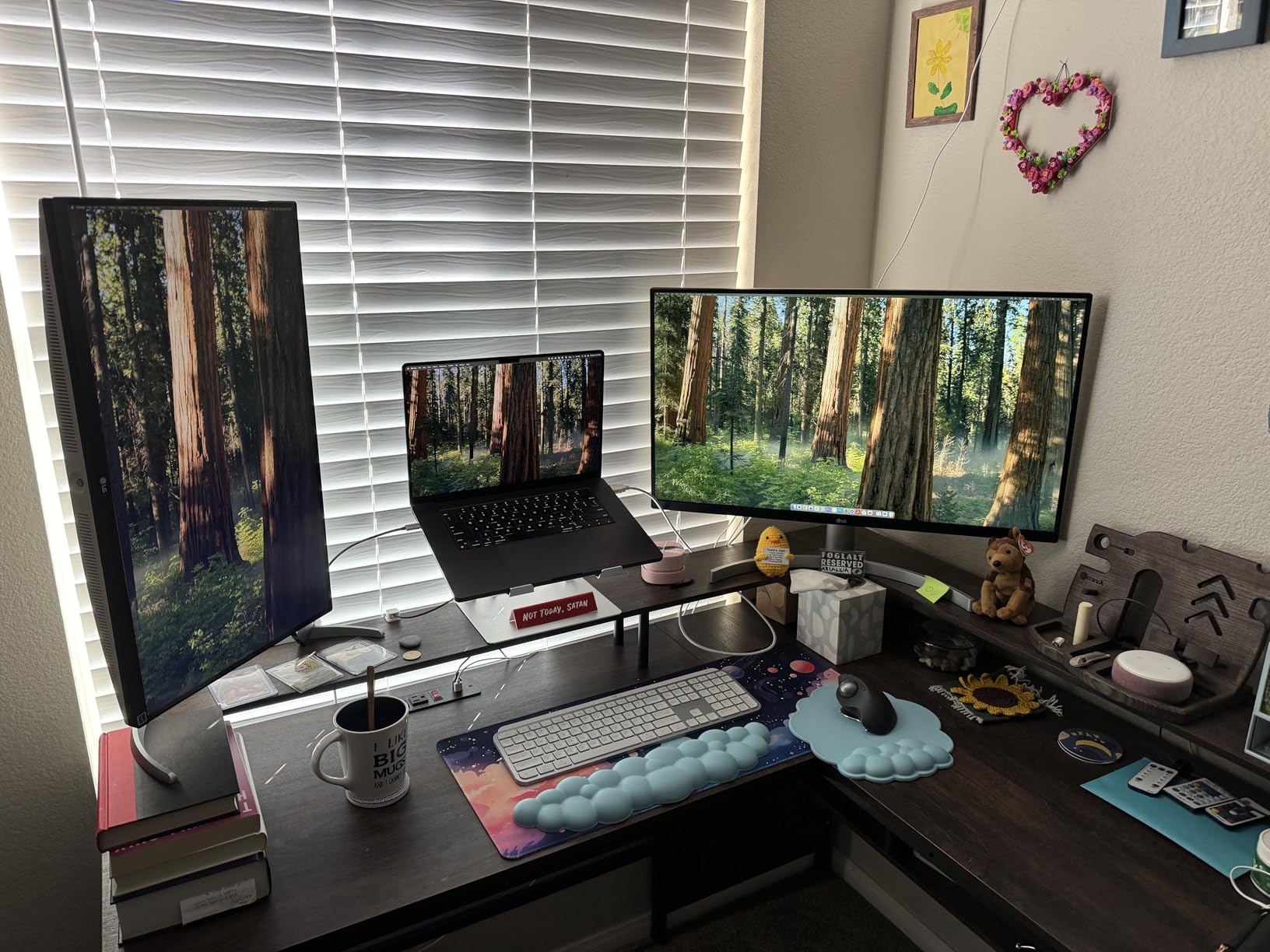 LG 27UP650K-W 27-inch Ultrafine 4K UHD (3840 x 2160) IPS Computer Monitor, 60Hz, 5ms, DisplayHDR 400, Reader Mode, Flicker Safe, HDMI, DisplayPort, Tilt/Height/Pivot Adjustable Stand, White - Customer Photo 2