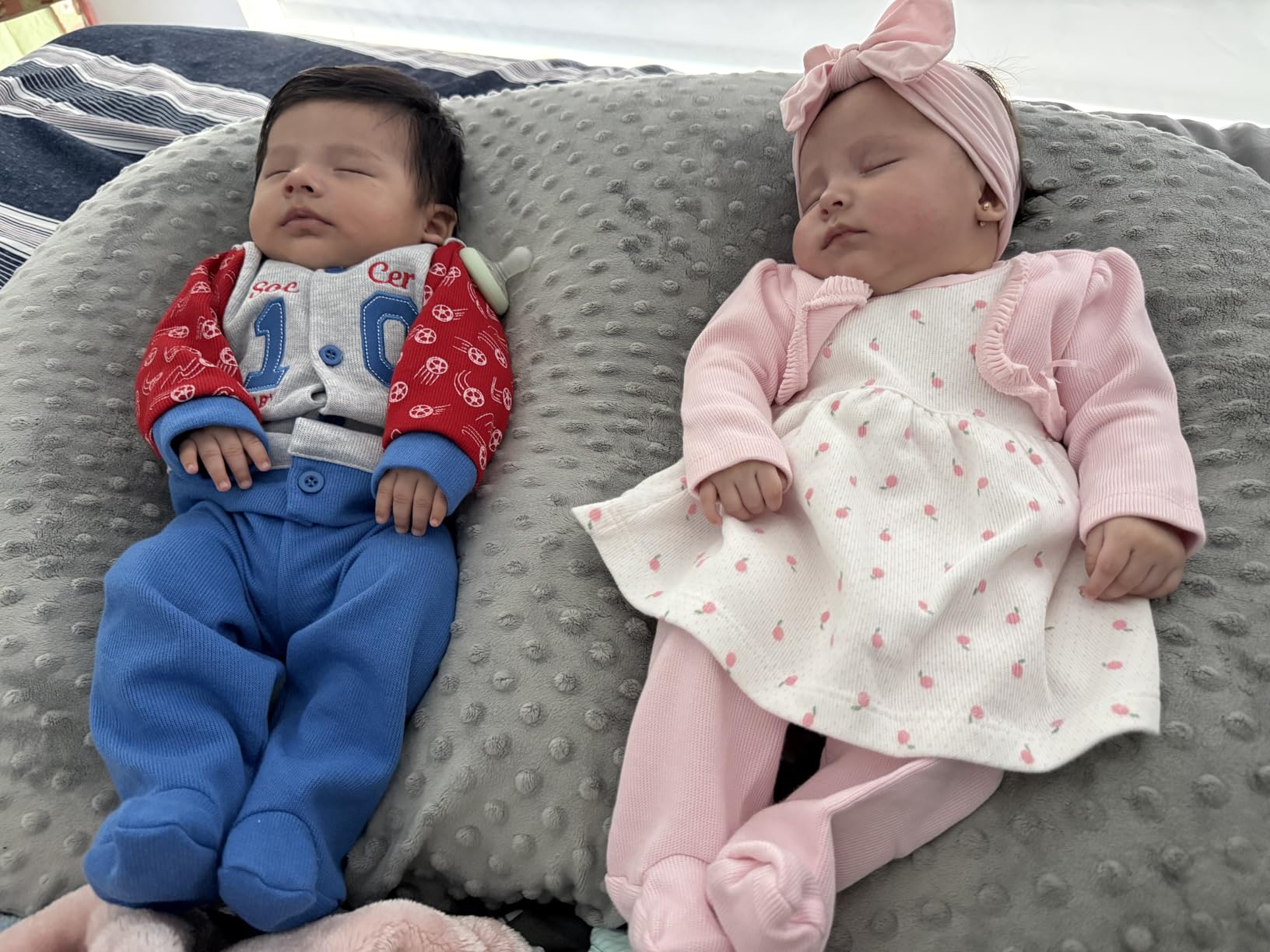 Twin Z Pillow Grey - 6 Uses in 1 Twin Pillow! Grey Plus Free Travel Bag! Customer Review Twin Z Pillow Grey - 6 Uses in 1 Twin Pillow! Grey Plus Free Travel Bag! - Customer Photo 2