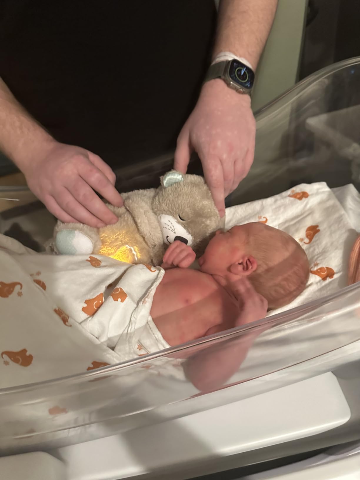 Fisher-Price Baby Toy Soothe 'n Snuggle Otter Portable Plush Sound Machine with Music Lights & Breathing Motion for Newborns 0+ Months Customer Review Fisher-Price Baby Toy Soothe 'n Snuggle Otter Portable Plush Sound Machine with Music Lights & Breathing Motion for Newborns 0+ Months - Customer Photo 2