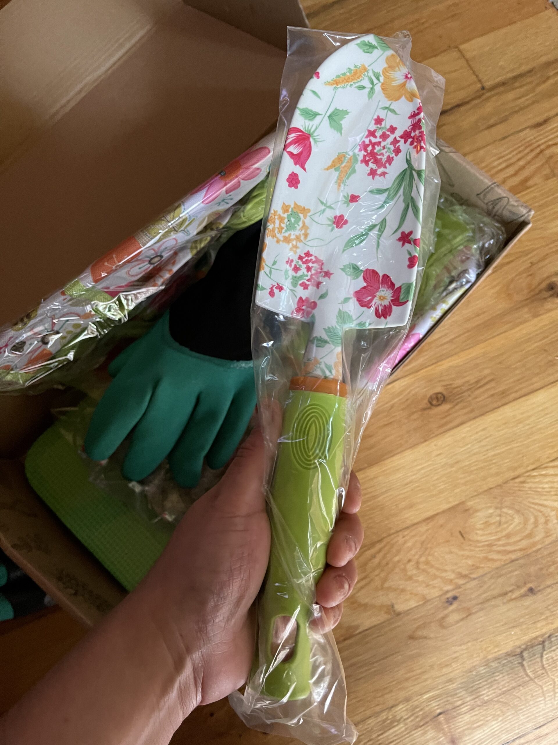NAYE Garden Tool Set,Cute Gardening Gifts for Women,Birthday Gifts for Mom,Heavy Duty Tool Kit with Gloves,Garden Tote,Kneeling Pad,Hand Pruner,Trowel,Hand Rake,Weeder,Fork,Transplanter,Multicolor Customer Review NAYE Garden Tool Set,Cute Gardening Gifts for Women,Birthday Gifts for Mom,Heavy Duty Tool Kit with Gloves,Garden Tote,Kneeling Pad,Hand Pruner,Trowel,Hand Rake,Weeder,Fork,Transplanter,Multicolor - Customer Photo 1