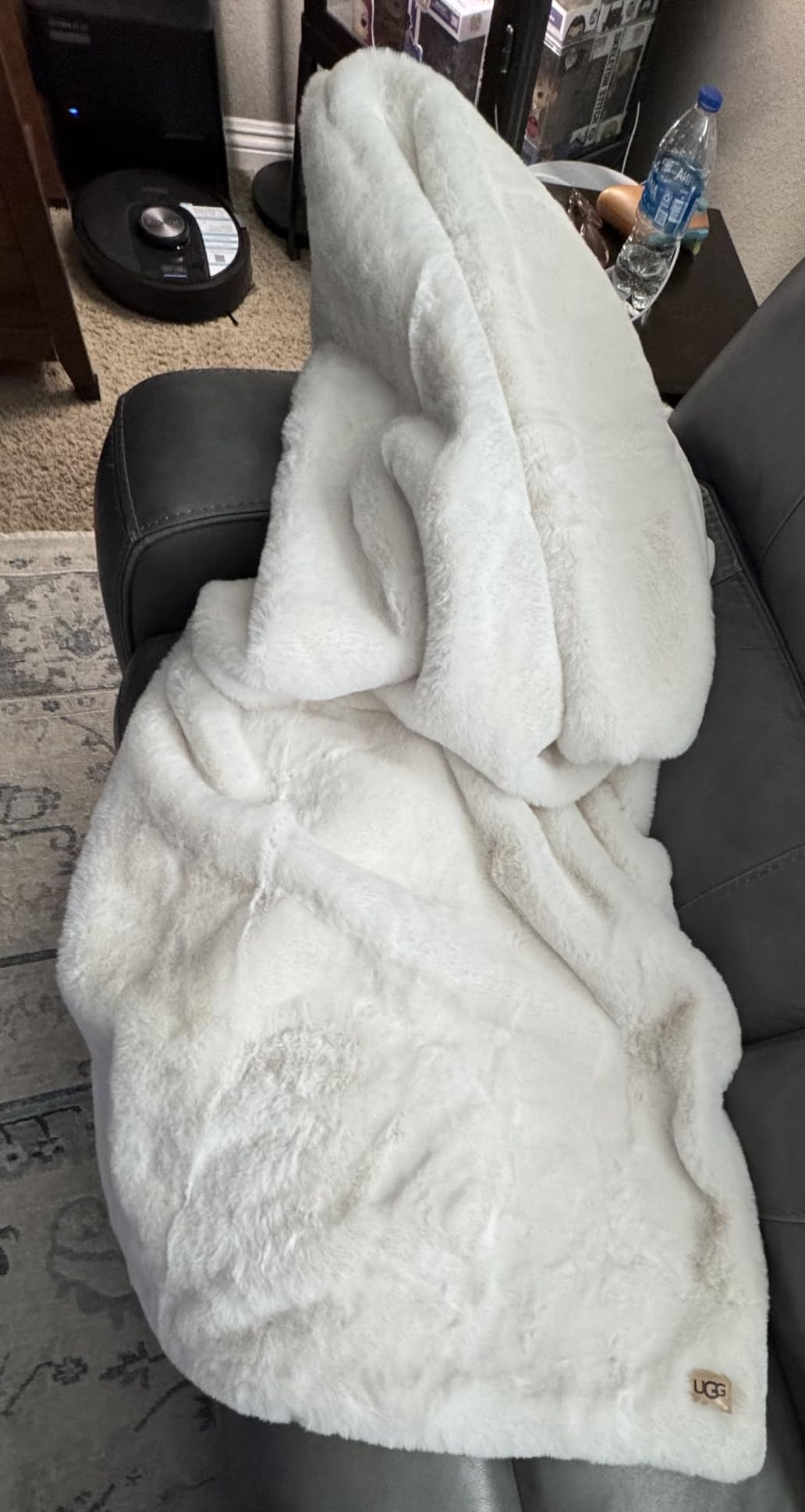 UGG Euphoria Plush Faux Fur Throw Blanket, Oversized Soft Throw for Bed or Couch, Luxury Bedroom Decor, Holiday Blankets, Machine Washable, 50-inch x 70-inch, Charcoal Grey Customer Review UGG Euphoria Plush Faux Fur Throw Blanket, Oversized Soft Throw for Bed or Couch, Luxury Bedroom Decor, Holiday Blankets, Machine Washable, 50-inch x 70-inch, Charcoal Grey - Customer Photo 1