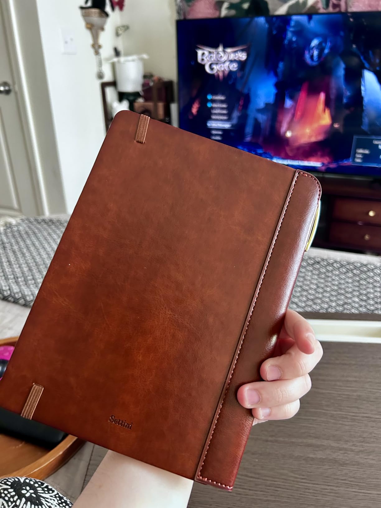 SETTINI Tree of Life Journal Gift Set - Hardcover Vegan Leather, Unique Pen Holder, Lined, 192 Pages, 6 x 8.5 inches - Includes Pen for Writing and Travel - Christmas Gifts Customer Review SETTINI Tree of Life Journal Gift Set - Hardcover Vegan Leather, Unique Pen Holder, Lined, 192 Pages, 6 x 8.5 inches - Includes Pen for Writing and Travel - Christmas Gifts - Customer Photo 1