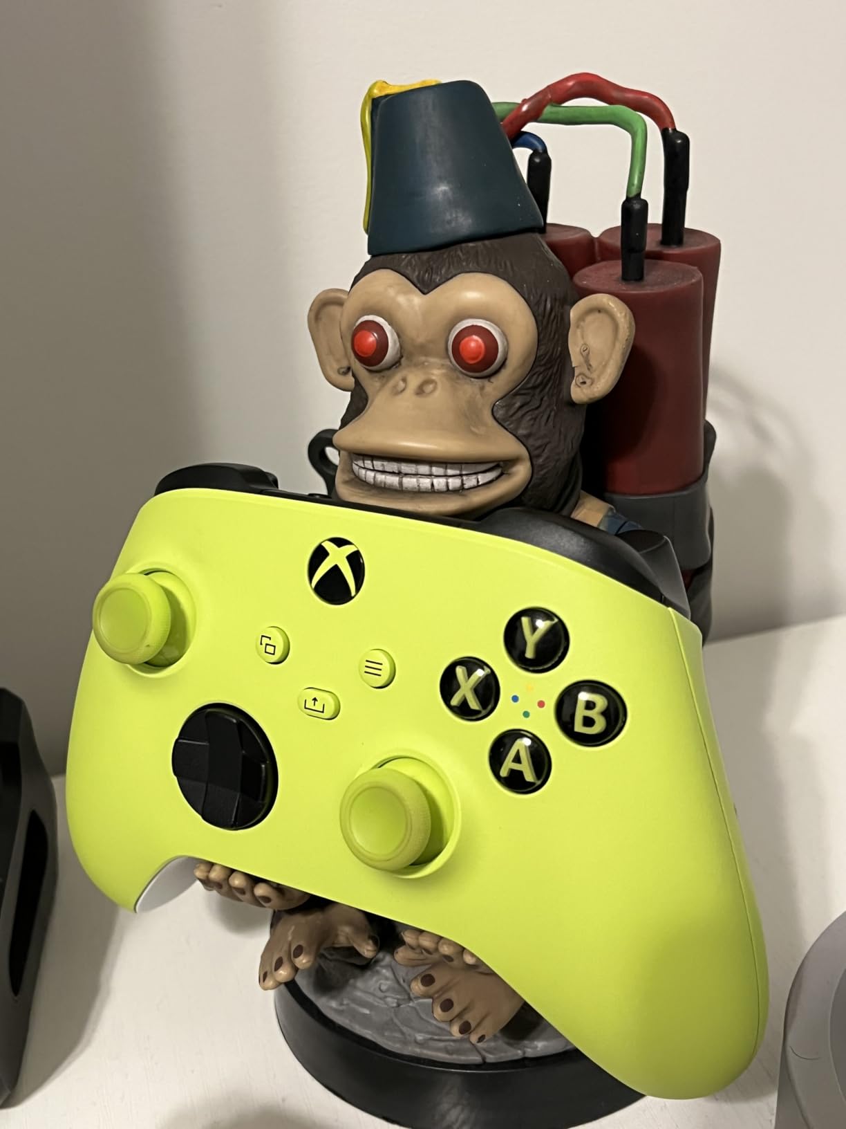 Exquisite Gaming: Call of Duty: Monkeybomb - Original Mobile Phone & Gaming Controller Holder, Device Stand, Cable Guys, Licensed Figure - Customer Photo 1
