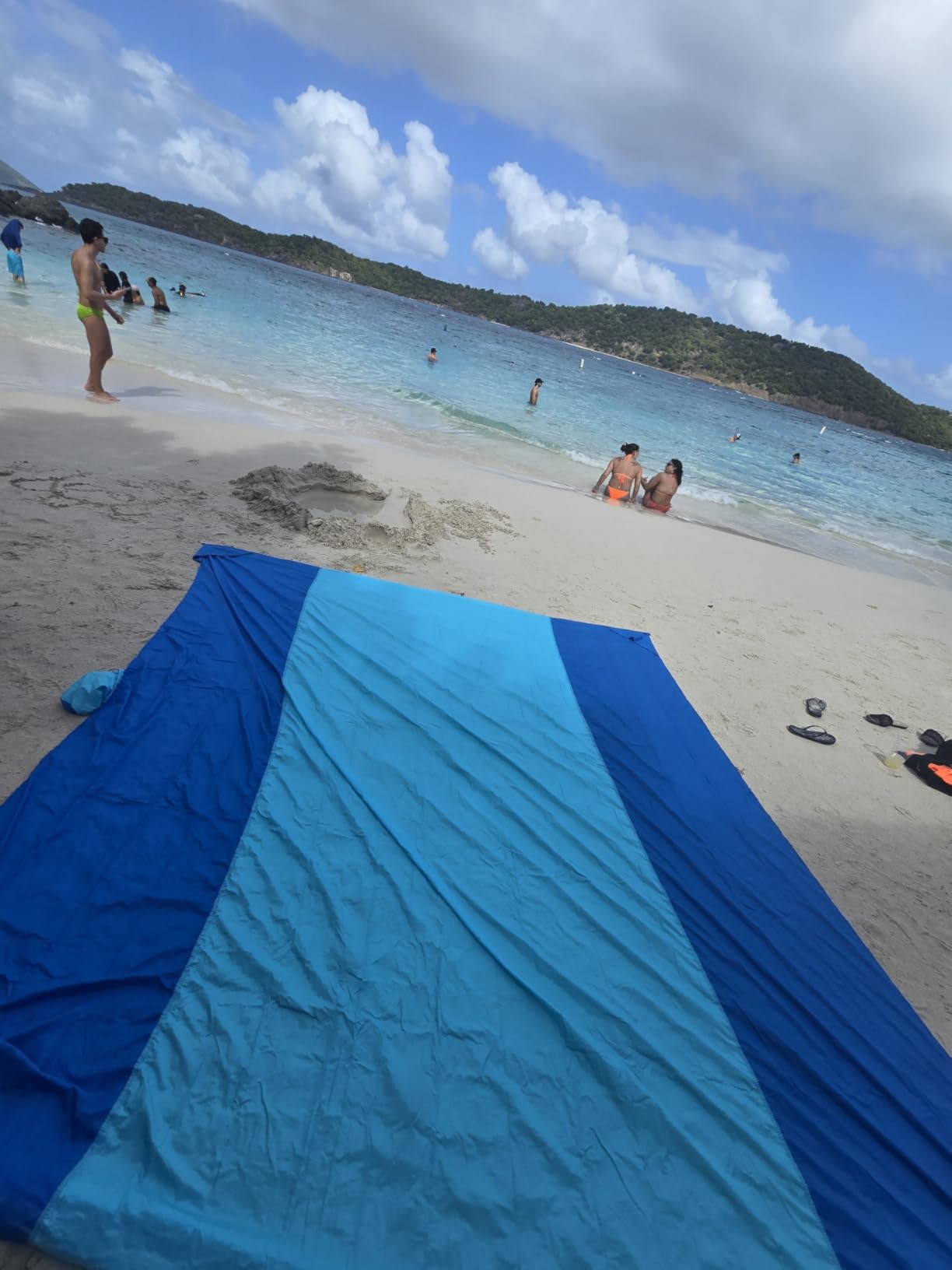WEKAPO Beach Blanket Sandproof Waterproof, Extra Large Beach Mat, Oversized & Compact Sand Free Mat Quick Drying, Lightweight & Durable with Stakes & Corner Pockets Customer Review WEKAPO Beach Blanket Sandproof Waterproof, Extra Large Beach Mat, Oversized & Compact Sand Free Mat Quick Drying, Lightweight & Durable with Stakes & Corner Pockets - Customer Photo 2