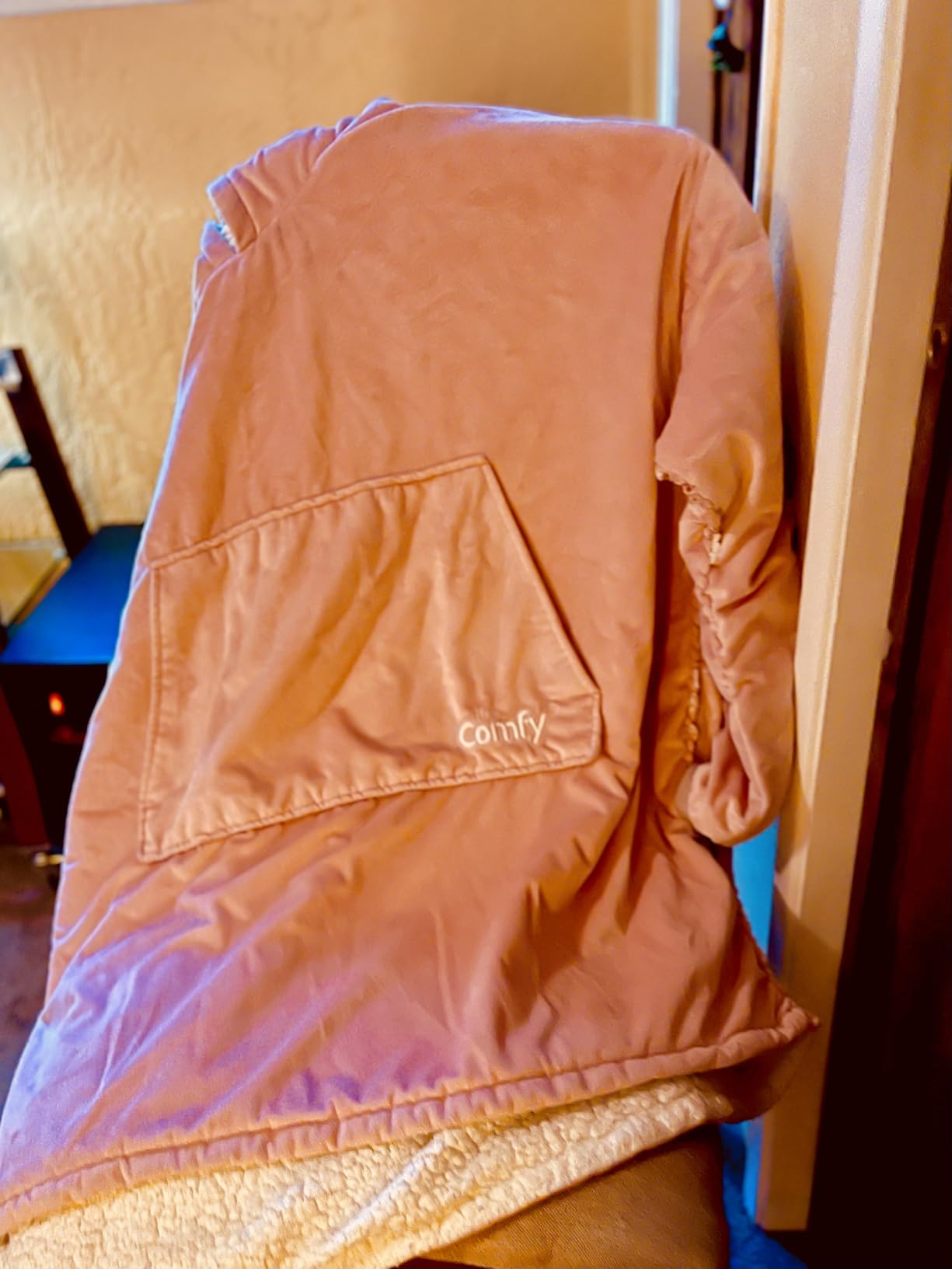 THE COMFY Original | Sherpa Lined Microfiber Fleece Wearable Blanket, Oversized Design with Hood and Pocket from Shark Tank Customer Review THE COMFY Original | Sherpa Lined Microfiber Fleece Wearable Blanket, Oversized Design with Hood and Pocket from Shark Tank - Customer Photo 3