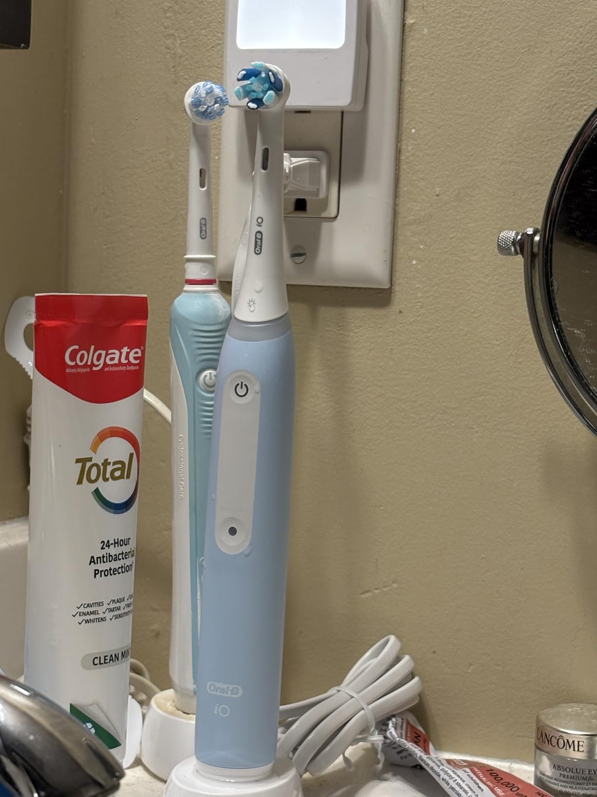 Oral-B iO Deep Clean Rechargeable Electric Powered Toothbrush, White with iO Series 3 Limited, 2 Brush Heads and Travel Case - Pressure Sensor to Protect Gums - 3 Cleaning Settings - 2 Minute Timer Customer Review Oral-B iO Deep Clean Rechargeable Electric Powered Toothbrush, White with iO Series 3 Limited, 2 Brush Heads and Travel Case - Pressure Sensor to Protect Gums - 3 Cleaning Settings - 2 Minute Timer - Customer Photo 1