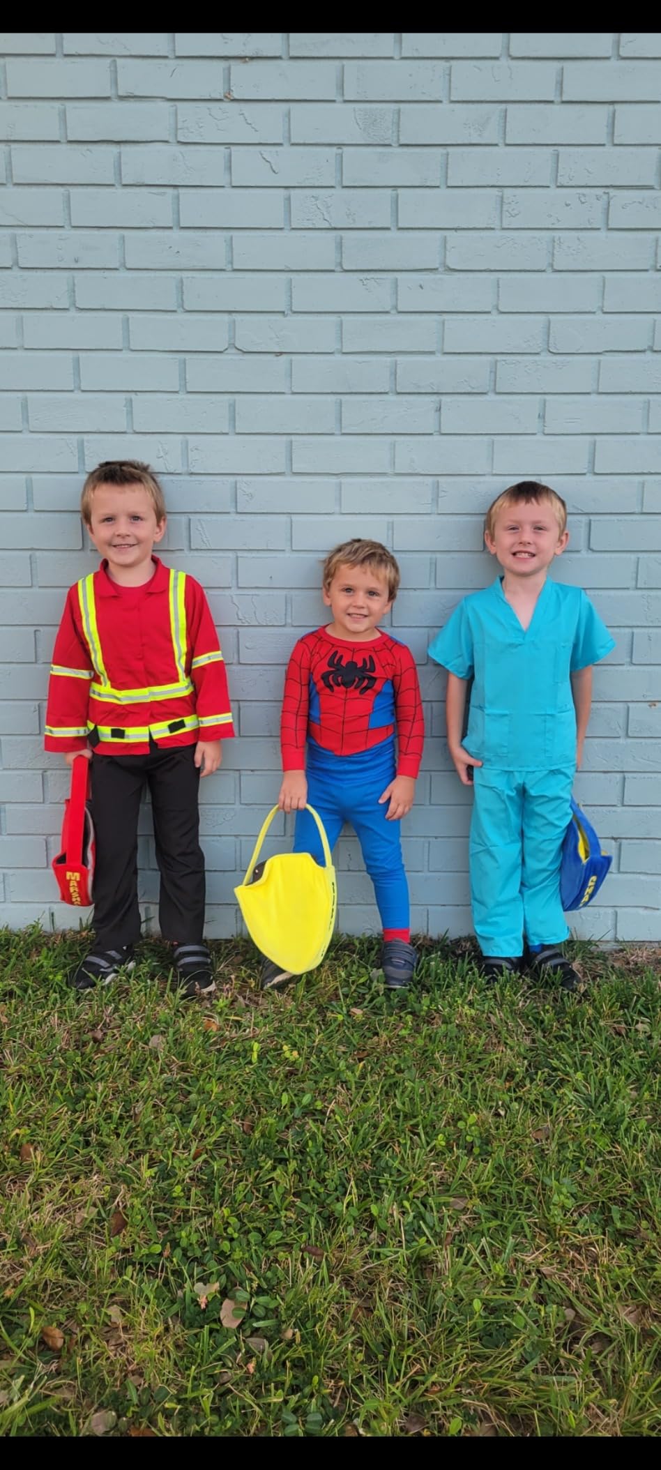 DISHIO Dress Up Clothes for Kids Pretend Role Play Costumes Trunk Toddlers Dress Up Costumes with Fireman Police Doctor Chef Kids Costume Dress Up for Boys Girls Birthday Party Age 3 to 6 Customer Review DISHIO Dress Up Clothes for Kids Pretend Role Play Costumes Trunk Toddlers Dress Up Costumes with Fireman Police Doctor Chef Kids Costume Dress Up for Boys Girls Birthday Party Age 3 to 6 - Customer Photo 2