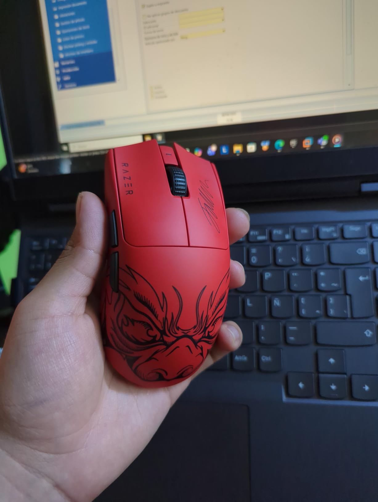 Razer Viper V3 Pro Wireless Esports Gaming Mouse: Symmetrical - 54g Lightweight - 8K Polling - 35K DPI Optical Sensor - Gen3 Optical Switches - 8 Programmable Buttons - 95 Hr Battery - Black - Customer Photo 2
