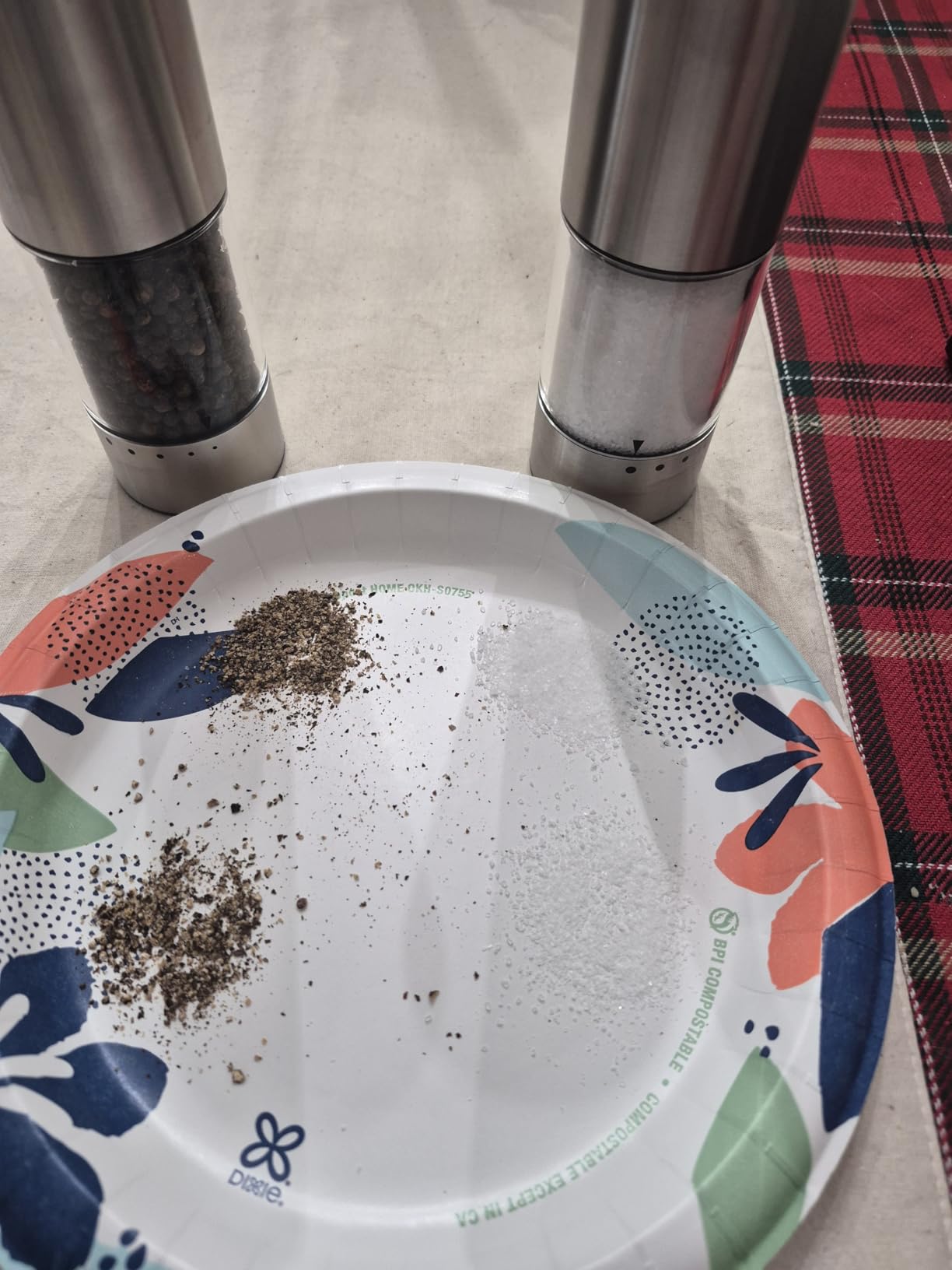 Electric Salt and Pepper Grinder Set Automatic Battery Pepper Mill Shakers Adjustable Coarseness Upgraded Larger Capacity with Led Home and Kitchen Appliances Christmas Gifts for Women - Customer Photo 2