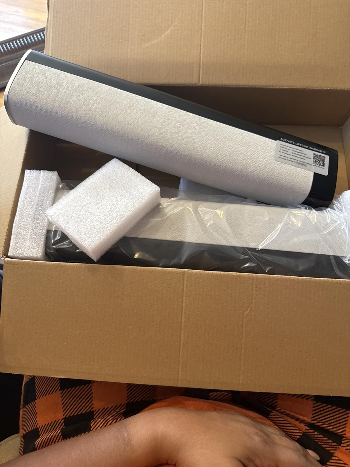 Sound Bar for Smart TV, 80W Soundbar with Bluetooth/ARC/Opt/AUX Connect, Dynamic Volume Boost, 3 Equalizer Modes, 2 in 1 Detachable Soundbar for TV/PC/Gaming/Projectors Customer Review Sound Bar for Smart TV, 80W Soundbar with Bluetooth/ARC/Opt/AUX Connect, Dynamic Volume Boost, 3 Equalizer Modes, 2 in 1 Detachable Soundbar for TV/PC/Gaming/Projectors - Customer Photo 003