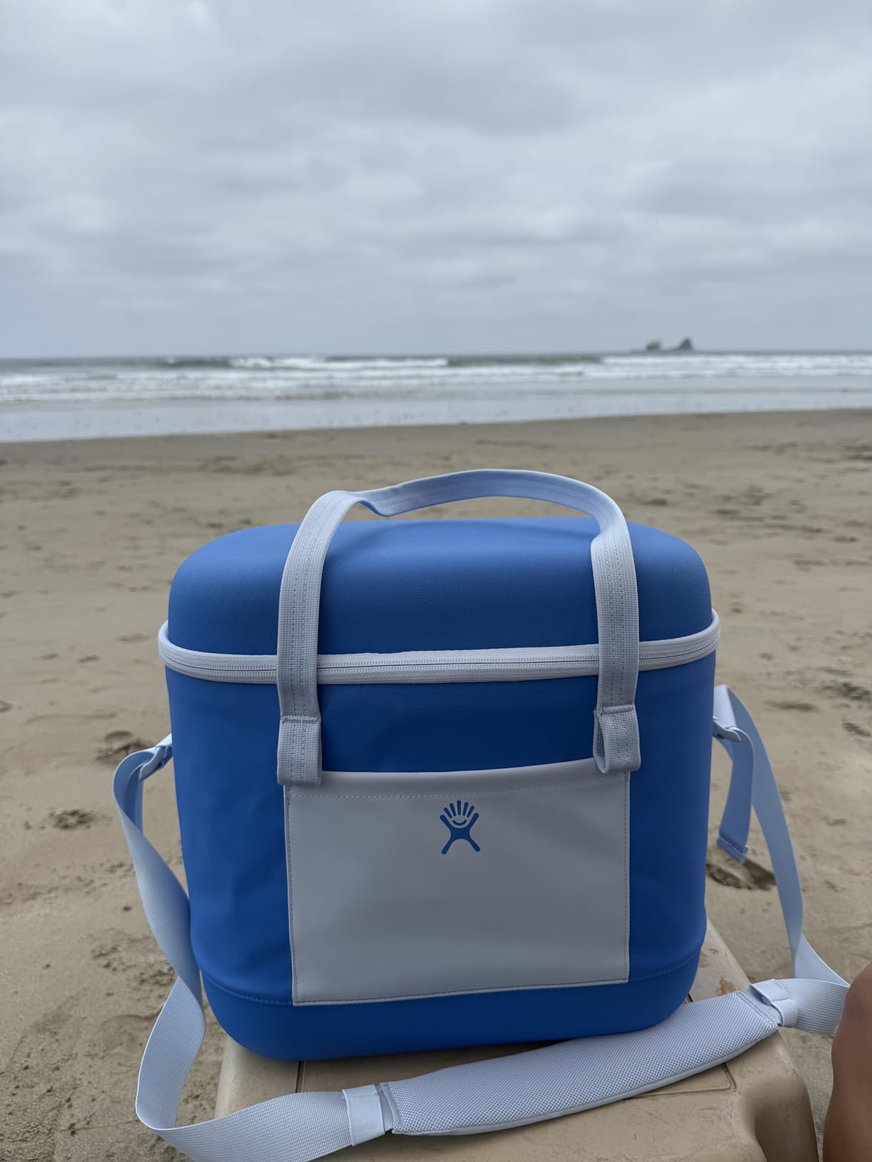 Hydro Flask Cooler Bag - Insulated Portable Soft Cooler - 12 L Capacity in SURF Customer Review Hydro Flask Cooler Bag - Insulated Portable Soft Cooler - 12 L Capacity in SURF - Customer Photo 2