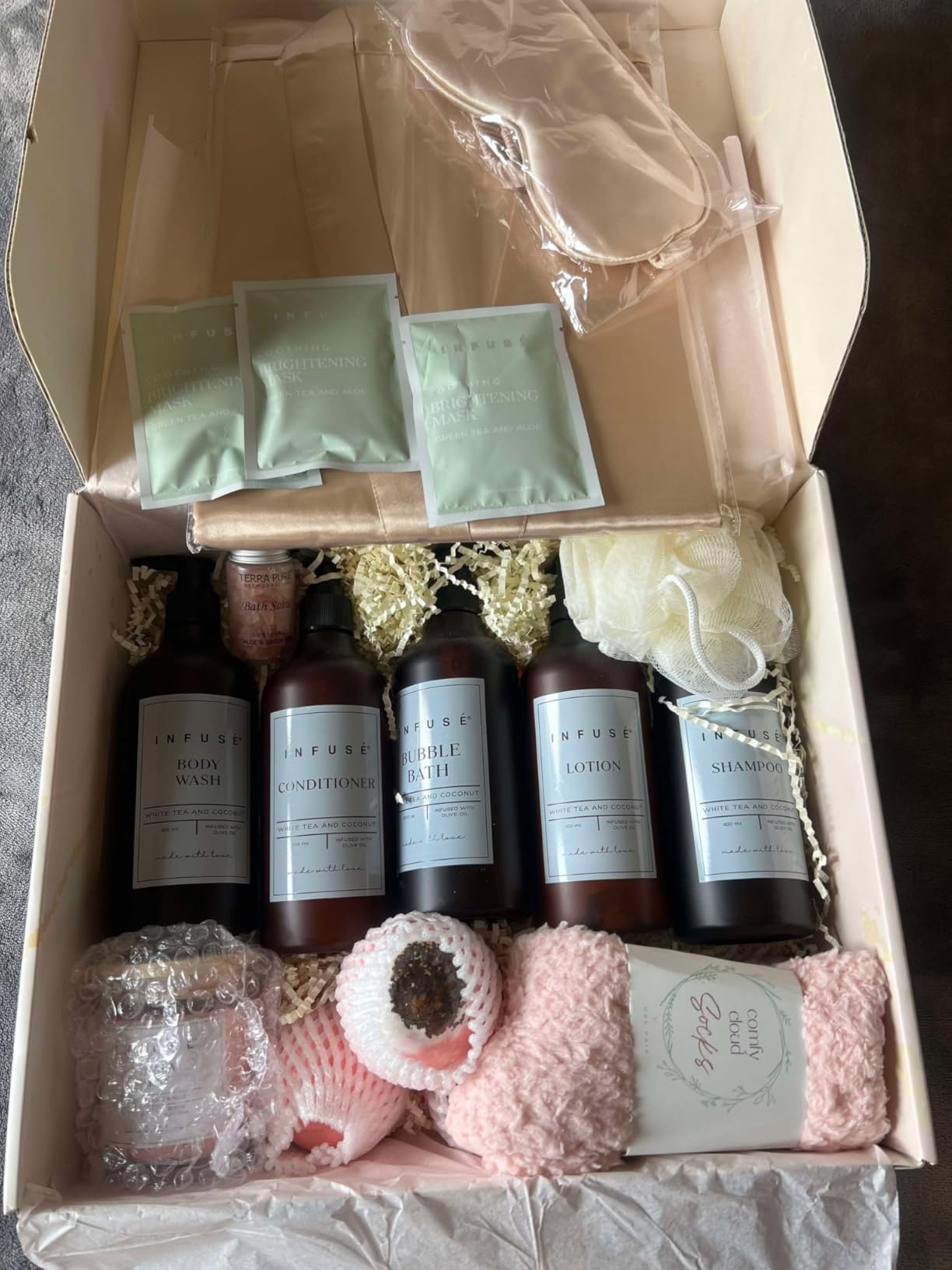 17-Piece Luxury Gift Set with Robe | Complete INFUSÉ White Tea & Coconut Bath Collection Customer Review 17-Piece Luxury Gift Set with Robe | Complete INFUSÉ White Tea & Coconut Bath Collection - Customer Photo 1