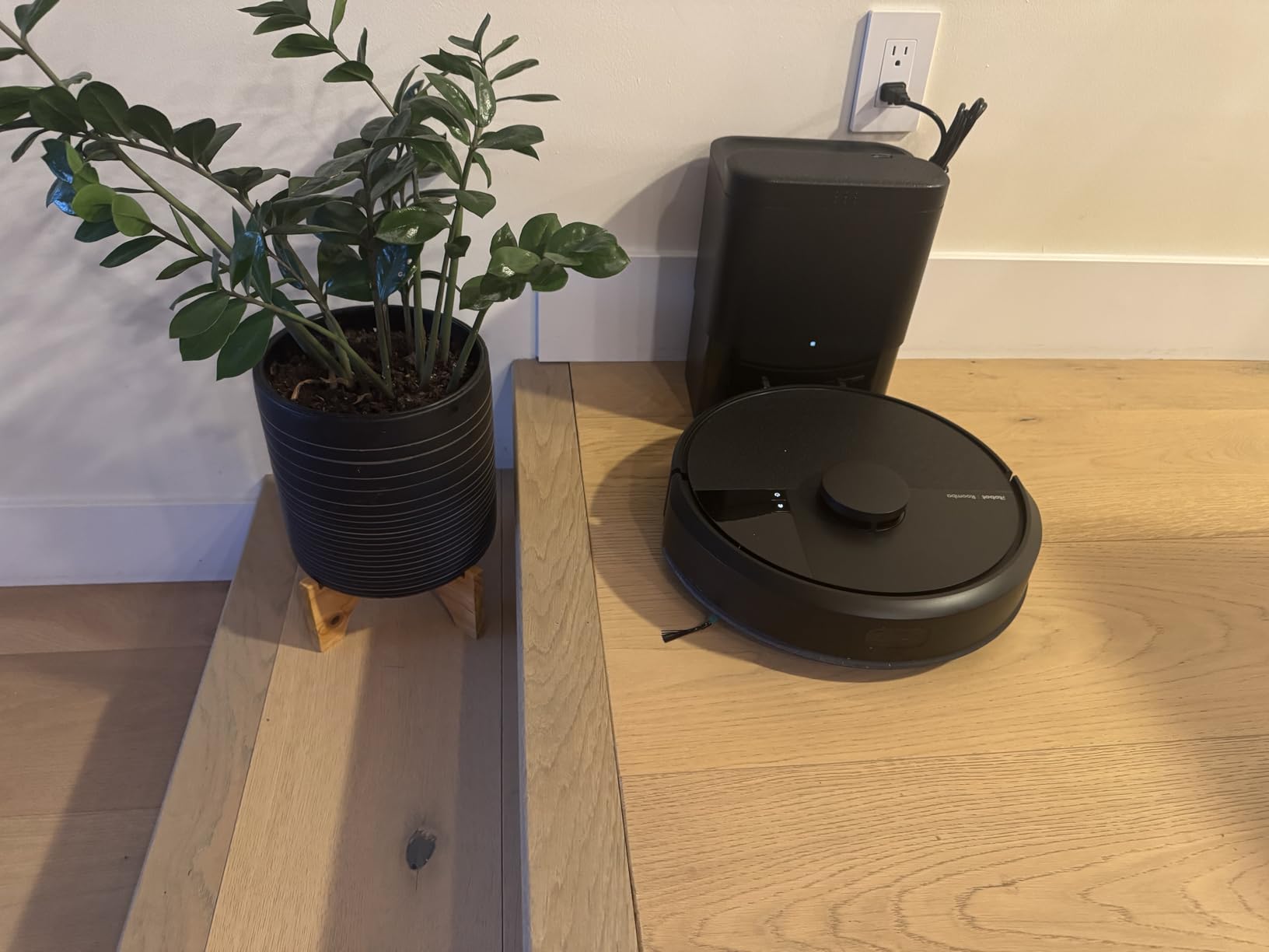iRobot Roomba 105 Vac Robot Vacuum with AutoEmpty Dock - Self-Empties for 75 Days, Easy to use, Intense Power-Lifting Suction, LiDAR Navigation, Multi-Surface Cleaning, Cleans in Neat Rows - Customer Photo 2