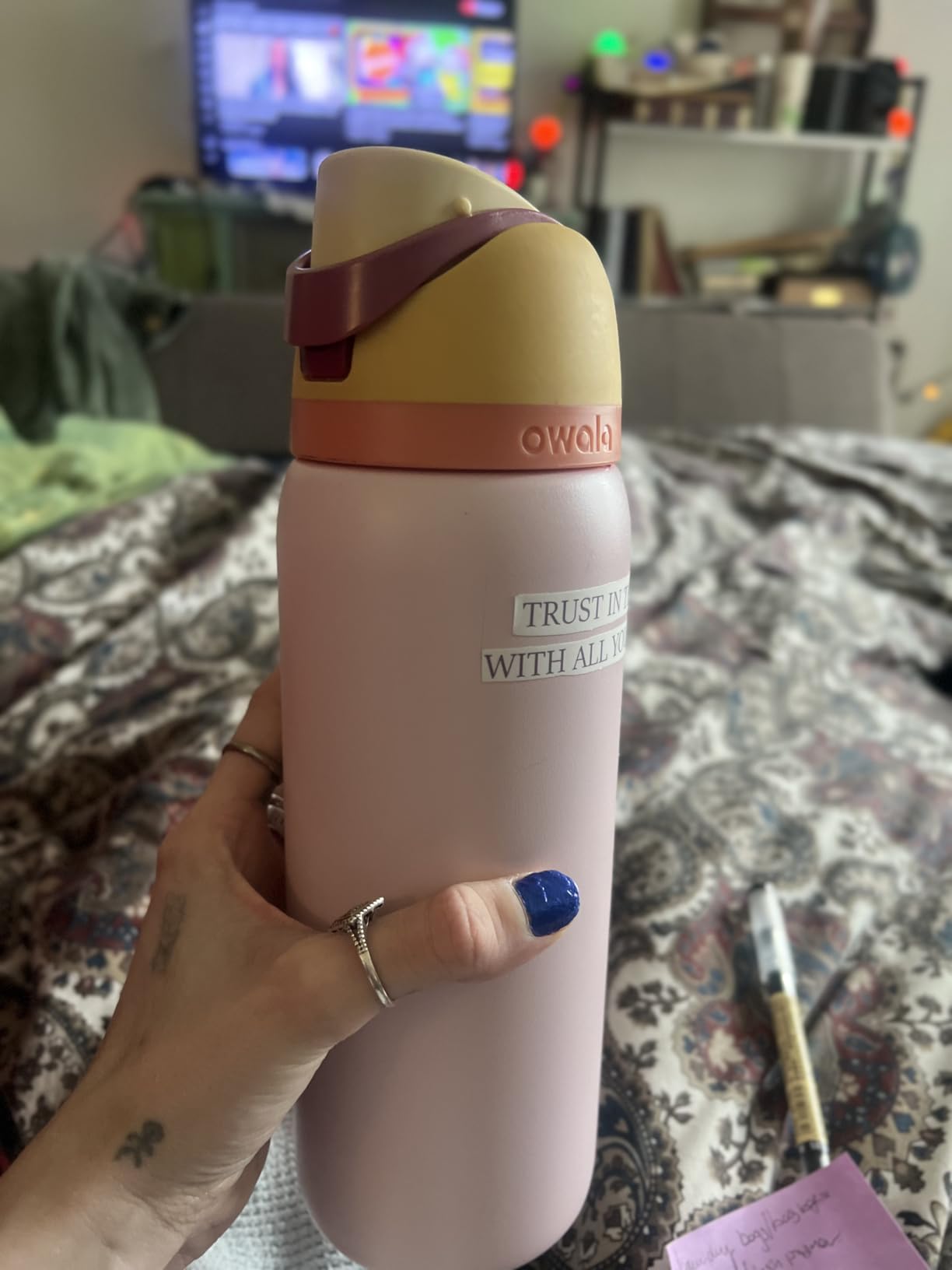Owala FreeSip Insulated Stainless Steel Water Bottle with Straw for Sports, Travel, and School BPA-Free Sports Water Bottle, 24 oz, Beach House Customer Review Owala FreeSip Insulated Stainless Steel Water Bottle with Straw for Sports, Travel, and School BPA-Free Sports Water Bottle, 24 oz, Beach House - Customer Photo 2