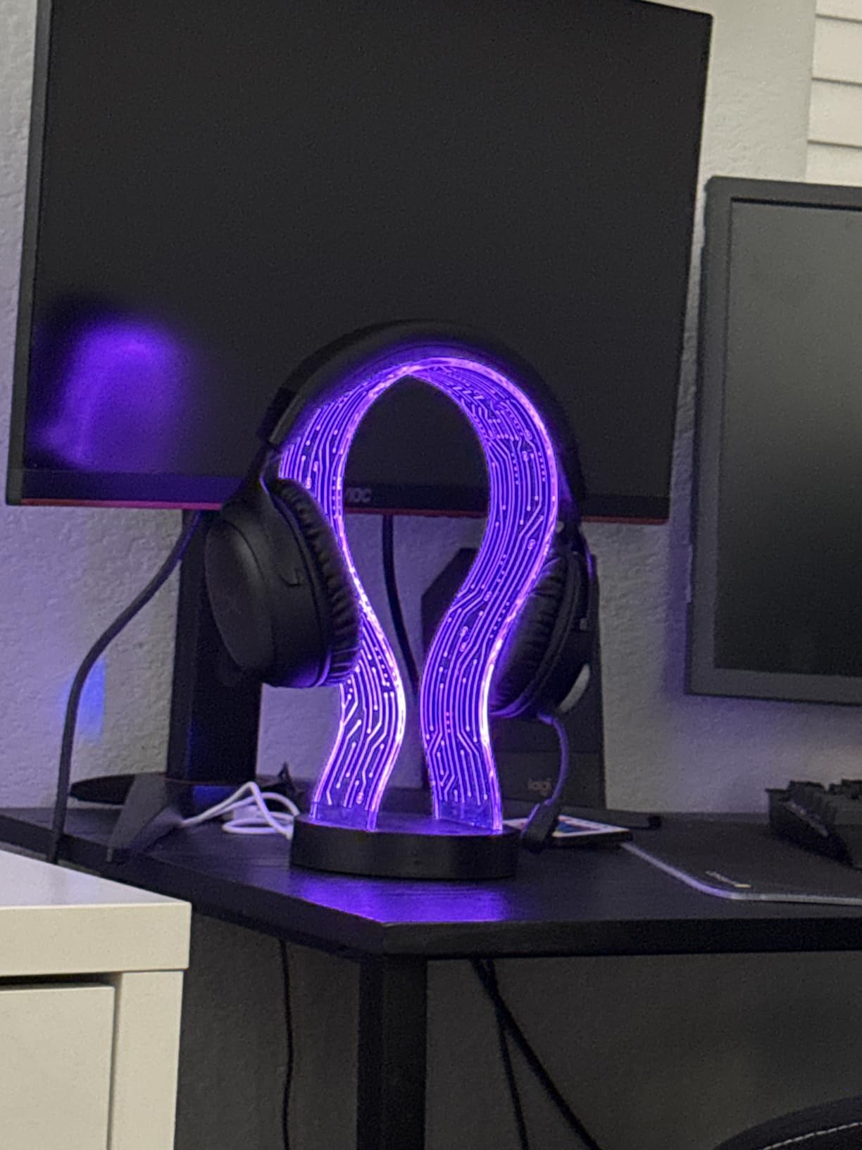 Light Up Headphone Stand with 16 Color Lights, Music Notes Pattern Acrylic Headset Stand with 1 USB and 1 Type-C Charging Ports, Gifts for Gamers Men and Music Lovers - Customer Photo 1