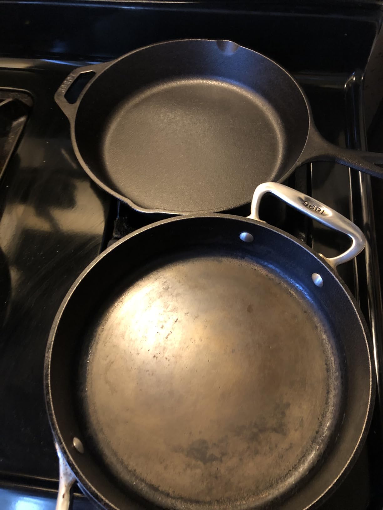 Lodge Seasoned Cast Iron Skillet - PFAS-Free, Non-Toxic Cookware - Use with an Oven, Stove, Grill, or Campfire - Naturally Non-Stick & Oven Safe - 10.25 Inches Customer Review Lodge Seasoned Cast Iron Skillet - PFAS-Free, Non-Toxic Cookware - Use with an Oven, Stove, Grill, or Campfire - Naturally Non-Stick & Oven Safe - 10.25 Inches - Customer Photo 2