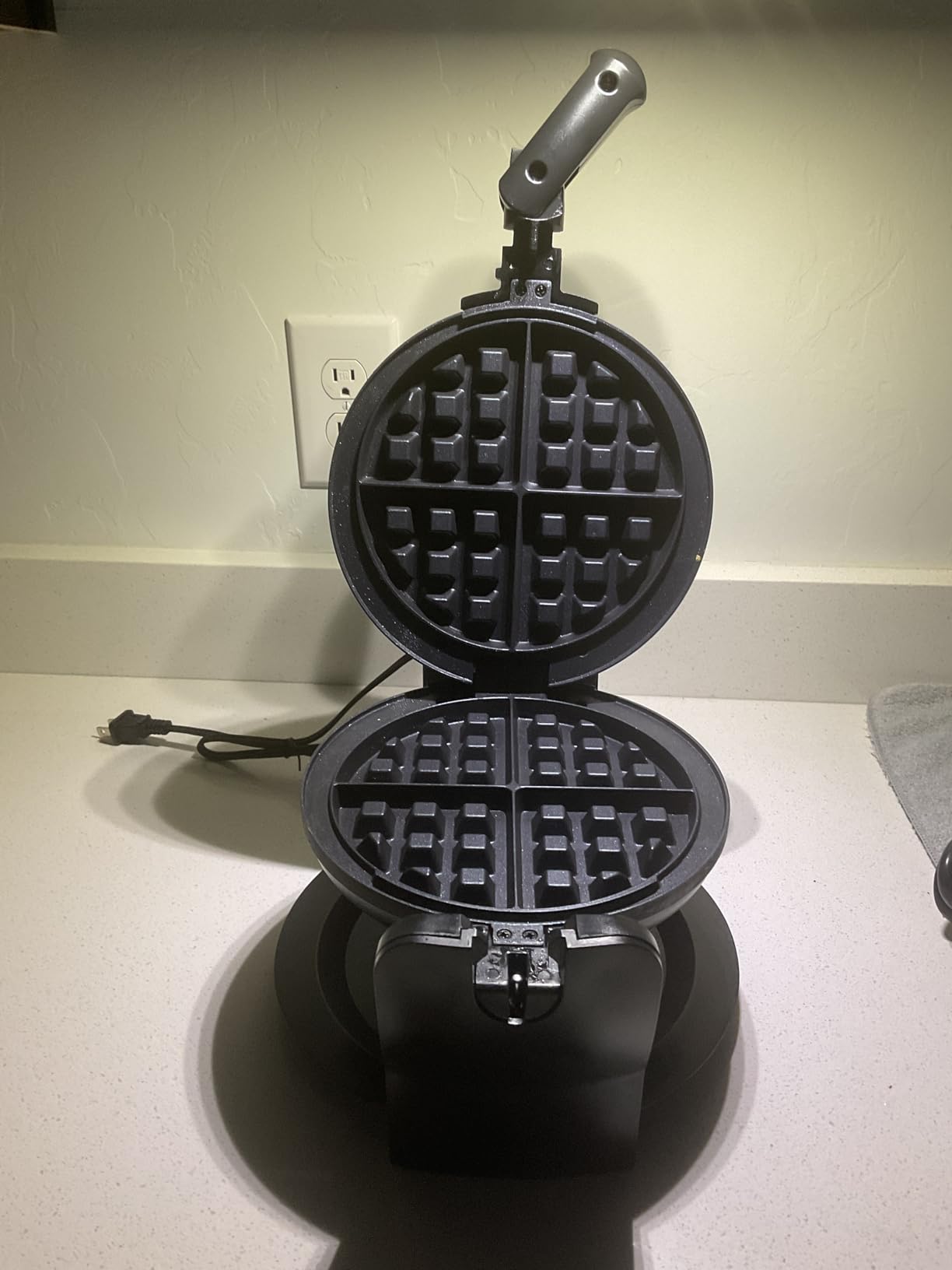 bella Classic Rotating Belgian Waffle Maker with Nonstick Plates, Removable Drip Tray, Adjustable Browning Control and Cool Touch Handles, Black Customer Review bella Classic Rotating Belgian Waffle Maker with Nonstick Plates, Removable Drip Tray, Adjustable Browning Control and Cool Touch Handles, Black - Customer Photo 4
