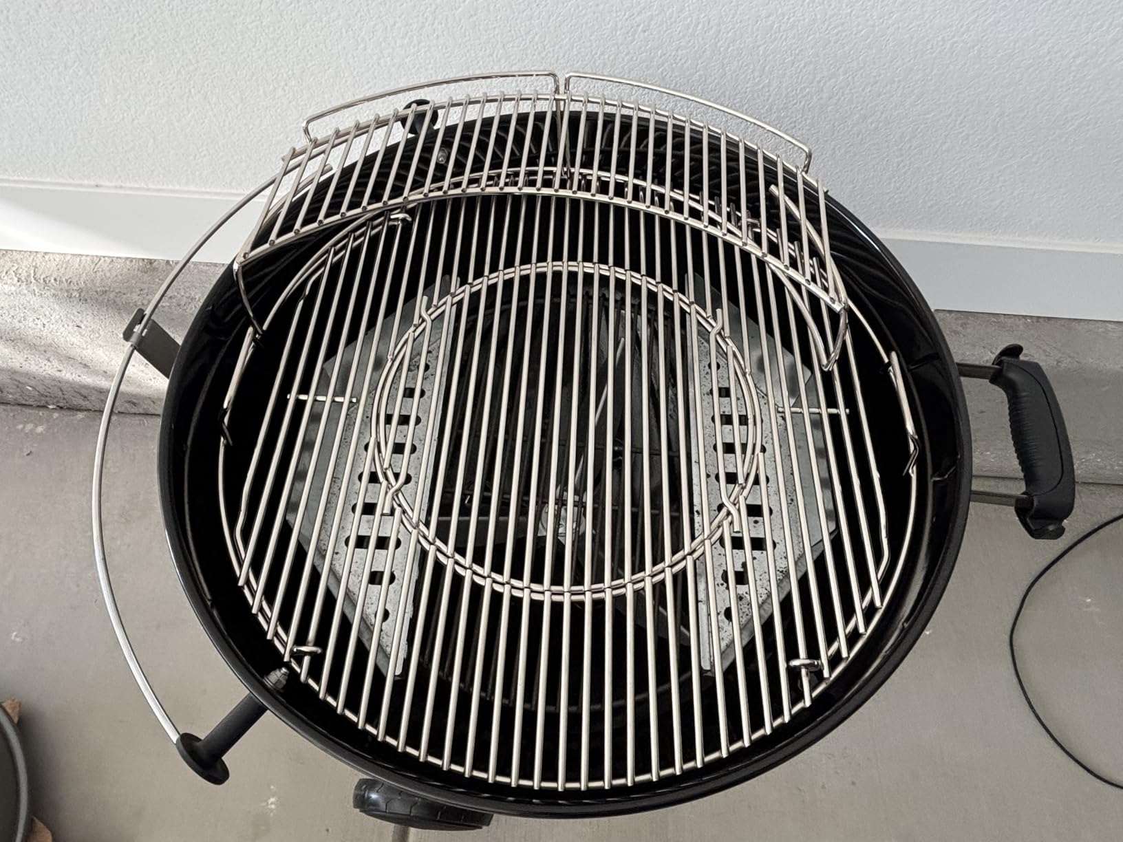 Weber Master-Touch Charcoal Grill, 22-Inch, Black – Premium Outdoor BBQ Grill with Tuck-Away Lid Holder & One-Touch™ Cleaning System, Porcelain-Enameled Kettle - Customer Photo 2