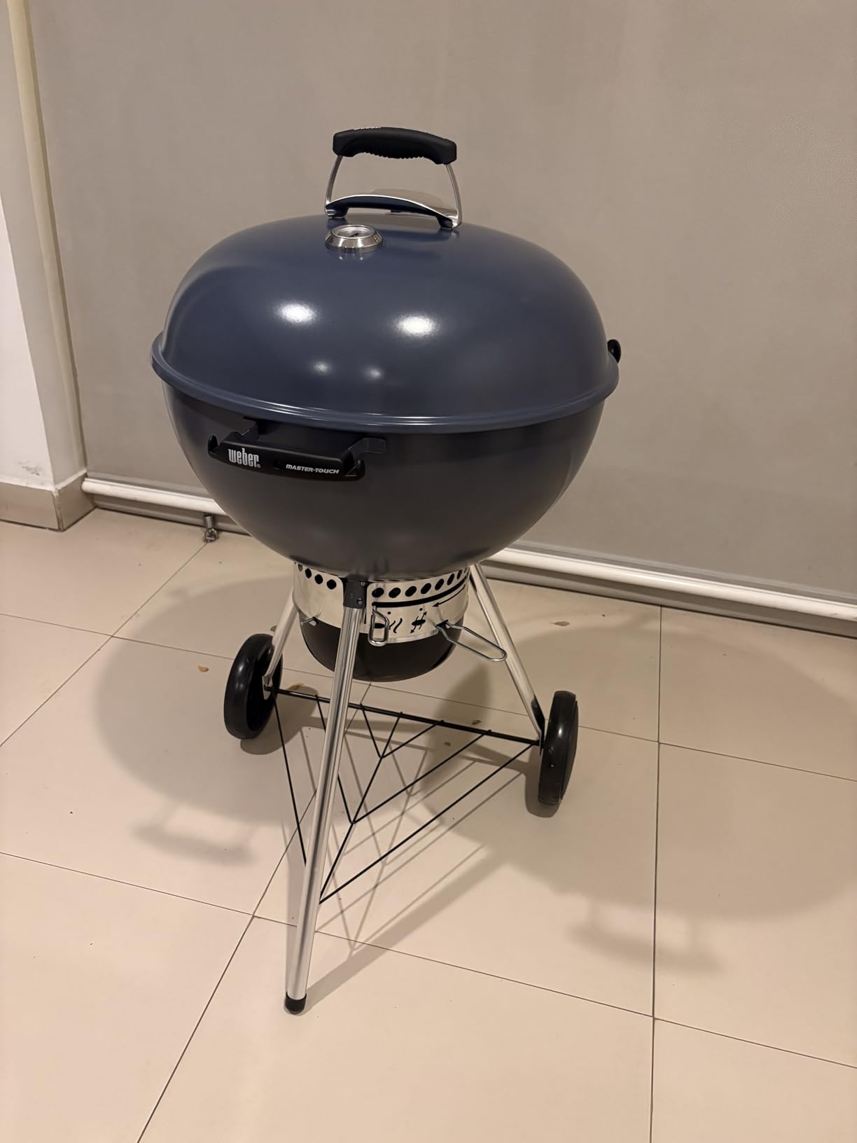 Weber Master-Touch Charcoal Grill, 22-Inch, Black – Premium Outdoor BBQ Grill with Tuck-Away Lid Holder & One-Touch™ Cleaning System, Porcelain-Enameled Kettle - Customer Photo 4