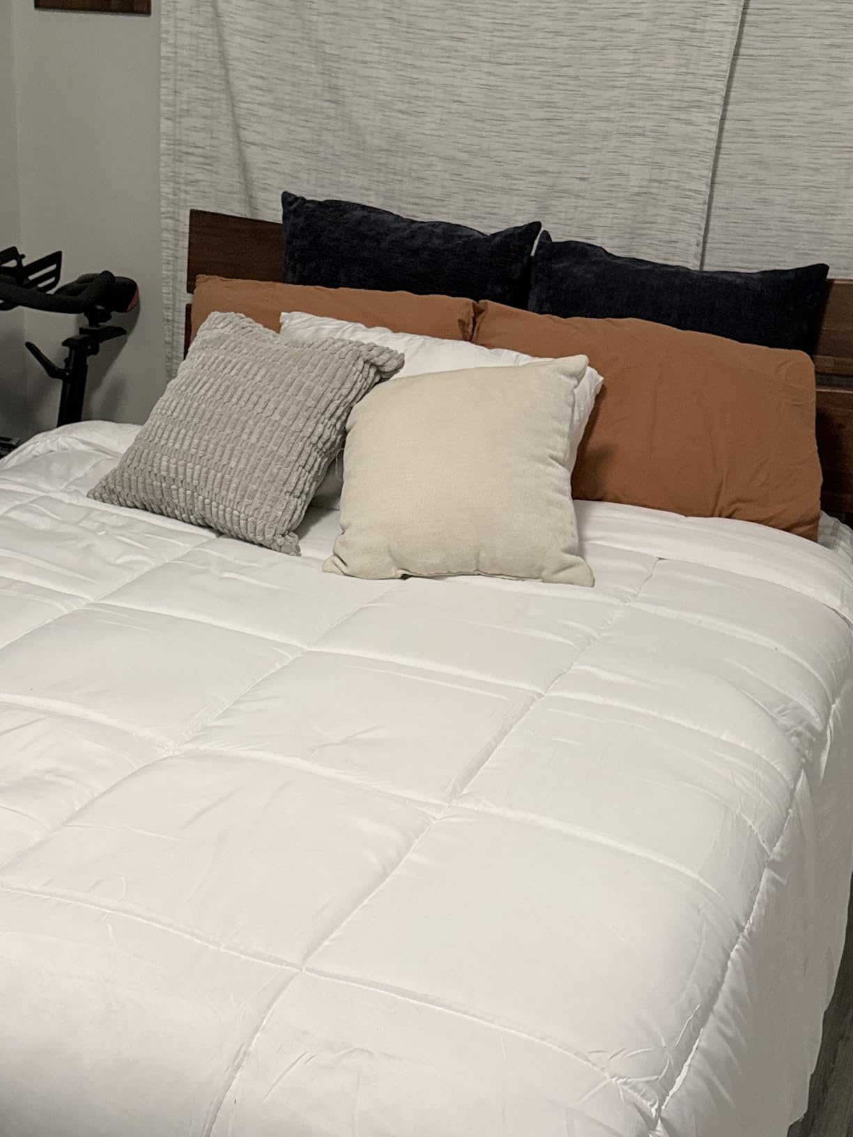 Utopia Bedding Comforter Duvet Insert, Quilted Comforter with Corner Tabs, Box Stitched Down Alternative Comforters Queen Size (White) Customer Review Utopia Bedding Comforter Duvet Insert, Quilted Comforter with Corner Tabs, Box Stitched Down Alternative Comforters Queen Size (White) - Customer Photo 4