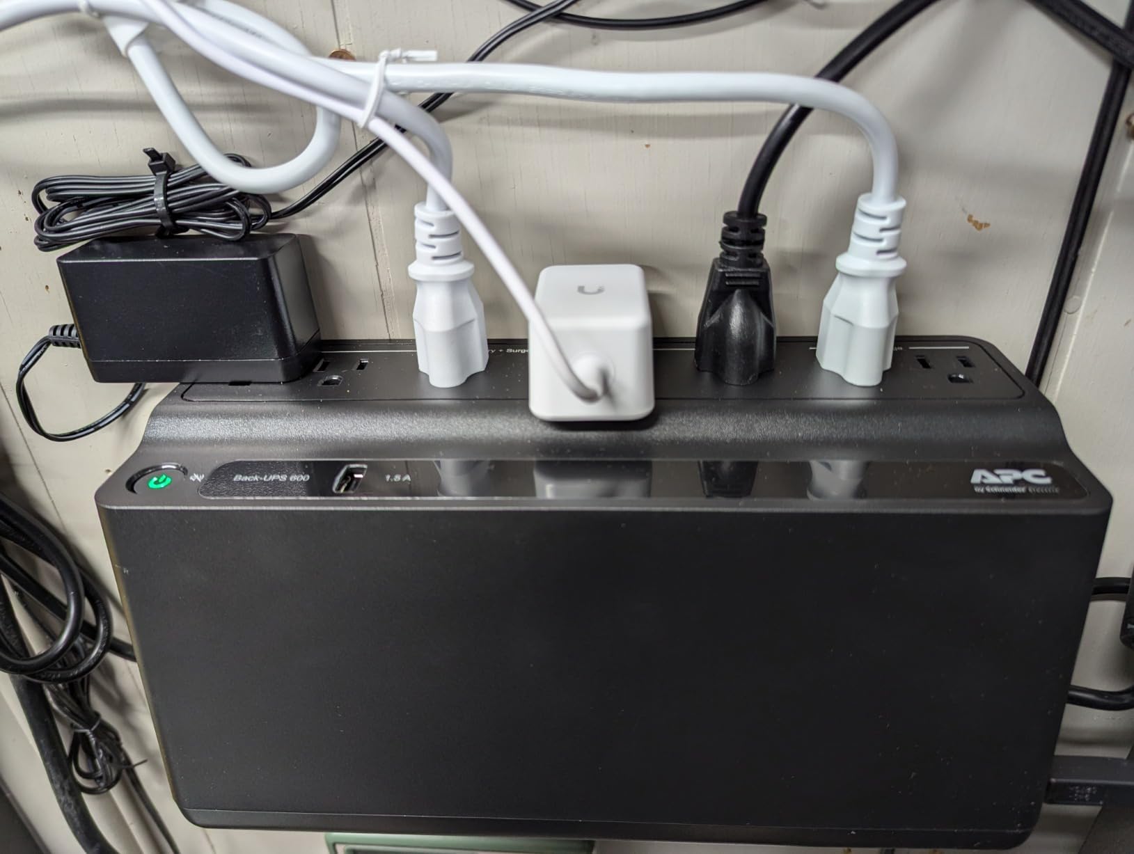 APC UPS Battery Backup & Surge Protector, 600VA Backup Battery Power Supply, BE600M1 Back-UPS with USB Charger Port Customer Review APC UPS Battery Backup & Surge Protector, 600VA Backup Battery Power Supply, BE600M1 Back-UPS with USB Charger Port - Customer Photo 3