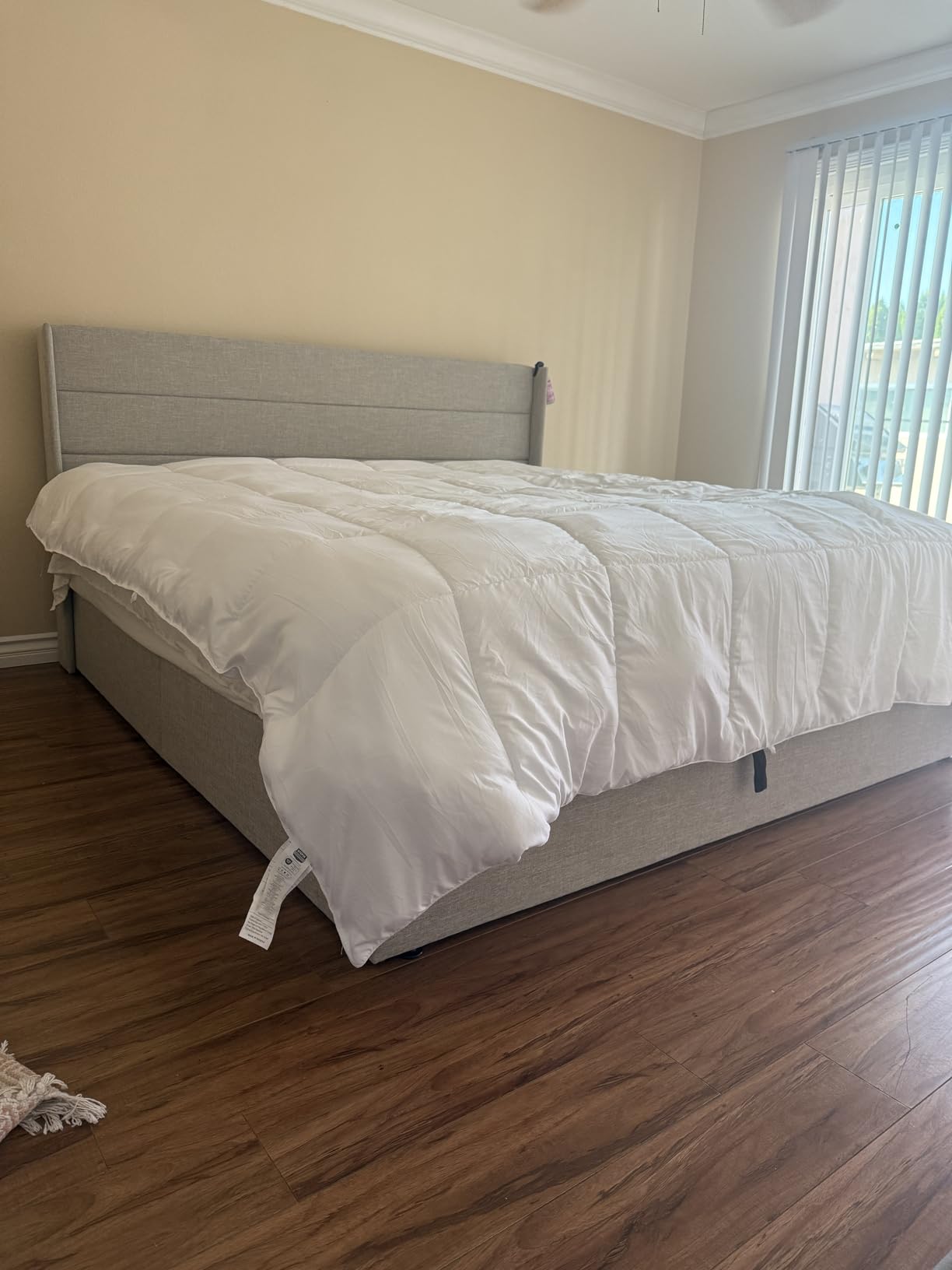 Utopia Bedding Comforters Queen Size, All Season Duvet Insert, Down Alternative Box Stitched Bed Comforter with Corner Tabs, Machine Washable (White) Customer Review Utopia Bedding Comforters Queen Size, All Season Duvet Insert, Down Alternative Box Stitched Bed Comforter with Corner Tabs, Machine Washable (White) - Customer Photo 4