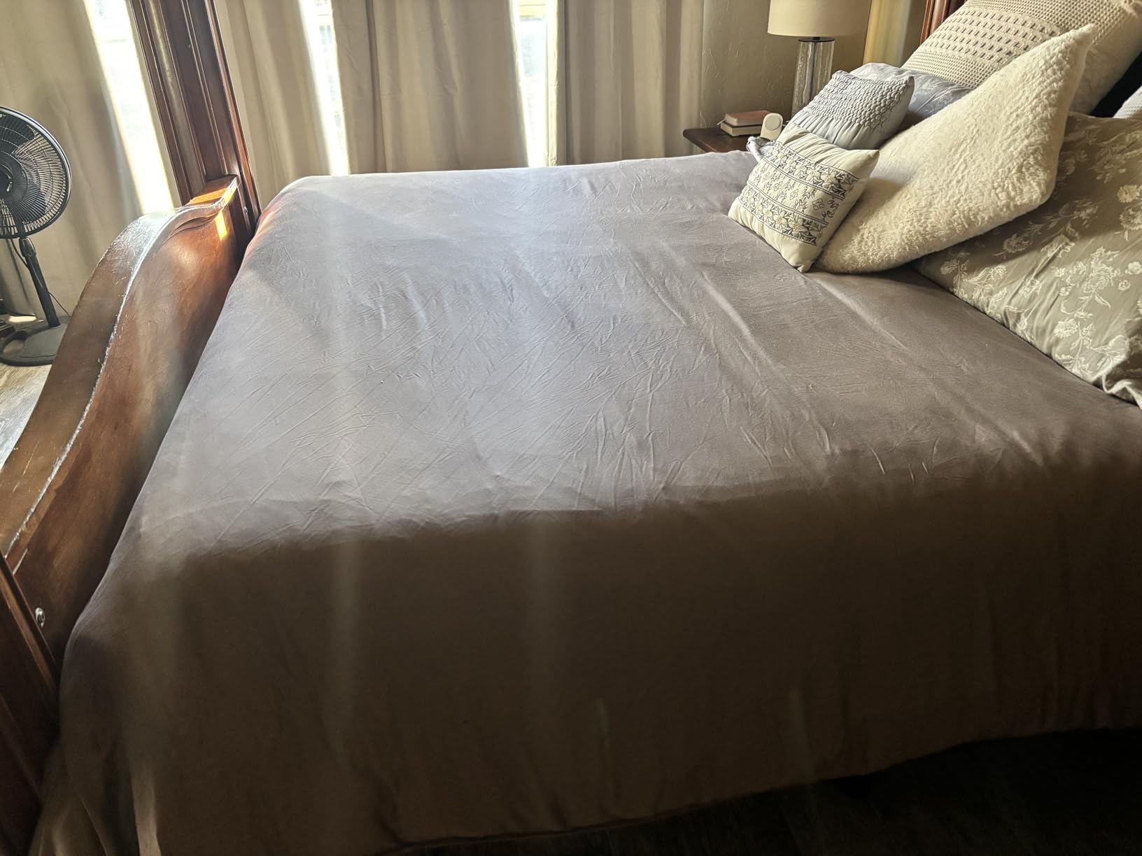 EASELAND King Size Down Alternative Comforter - Quilted Duvet Insert for All Seasons, Soft Lightweight with Corner Tabs, Summer Winter Warm Bedding, White 90x102 Inches Customer Review EASELAND King Size Down Alternative Comforter - Quilted Duvet Insert for All Seasons, Soft Lightweight with Corner Tabs, Summer Winter Warm Bedding, White 90x102 Inches - Customer Photo 1