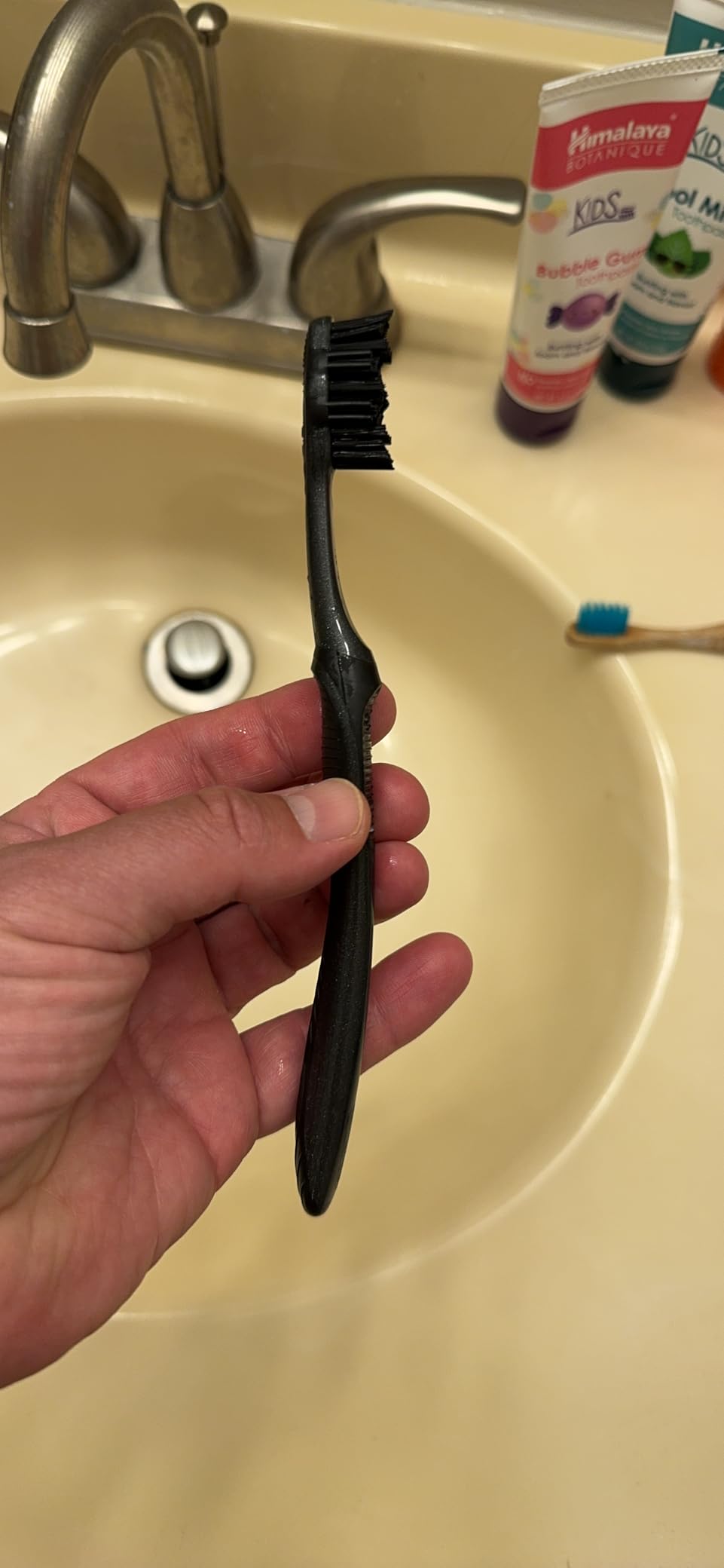 Oral-B 3D White Charcoal toothbrush, 2 count SOFT manual tootbrush pack, Whitens teeth, removes plaque and stains, tongue scraper tooth brush - Customer Photo 5