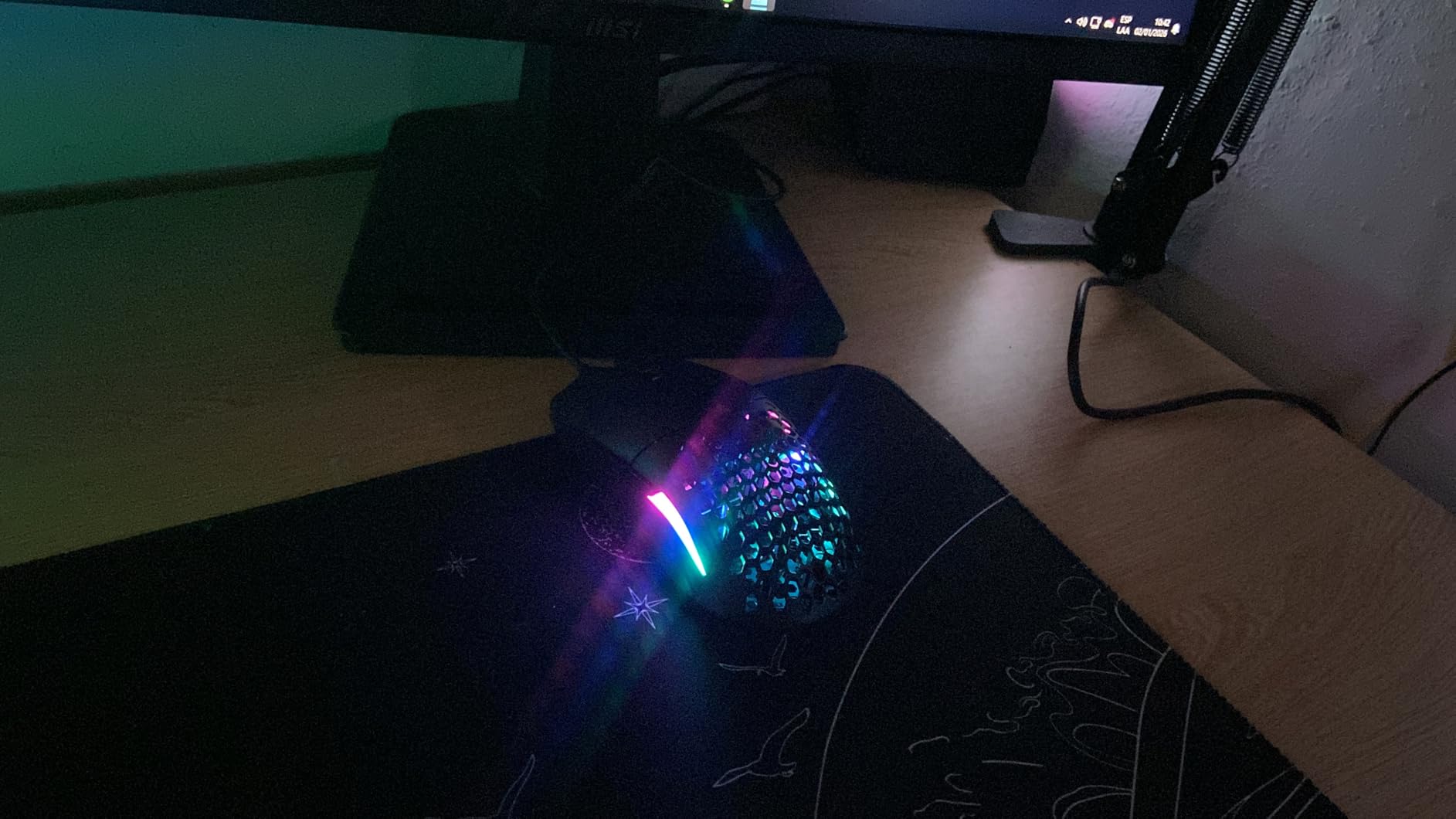 Glorious Model O Wired Gaming Mouse 67g Superlight Honeycomb Design, RGB, Pixart 3360 Sensor, Omron Switches, Ambidextrous - Matte White Customer Review Glorious Model O Wired Gaming Mouse 67g Superlight Honeycomb Design, RGB, Pixart 3360 Sensor, Omron Switches, Ambidextrous - Matte White - Customer Photo 2
